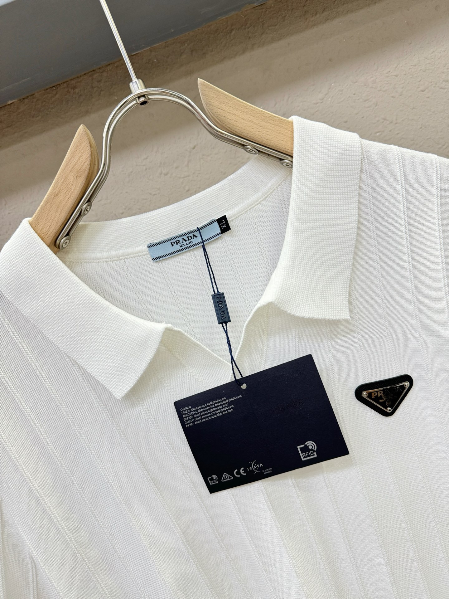 PRADA 普拉达 2025春夏新品针织短袖，进口针织面料，手感柔软。顶级进口私货，时尚设计潮流短袖针