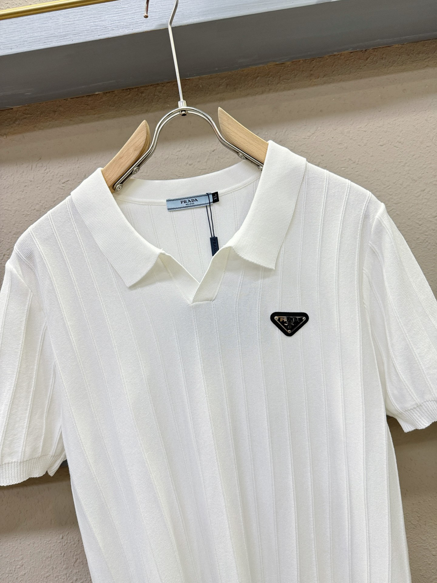  PRADA 普拉达 2025春夏新品针织短袖，进口针织面料，手感柔软。顶级进口私货，时尚设计潮流短袖针