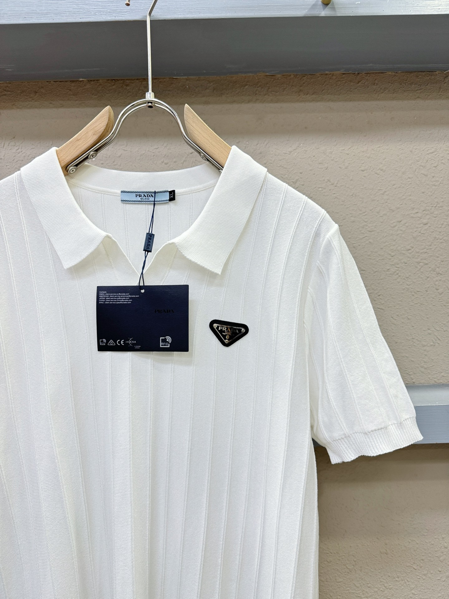  PRADA 普拉达 2025春夏新品针织短袖，进口针织面料，手感柔软。顶级进口私货，时尚设计潮流短袖针