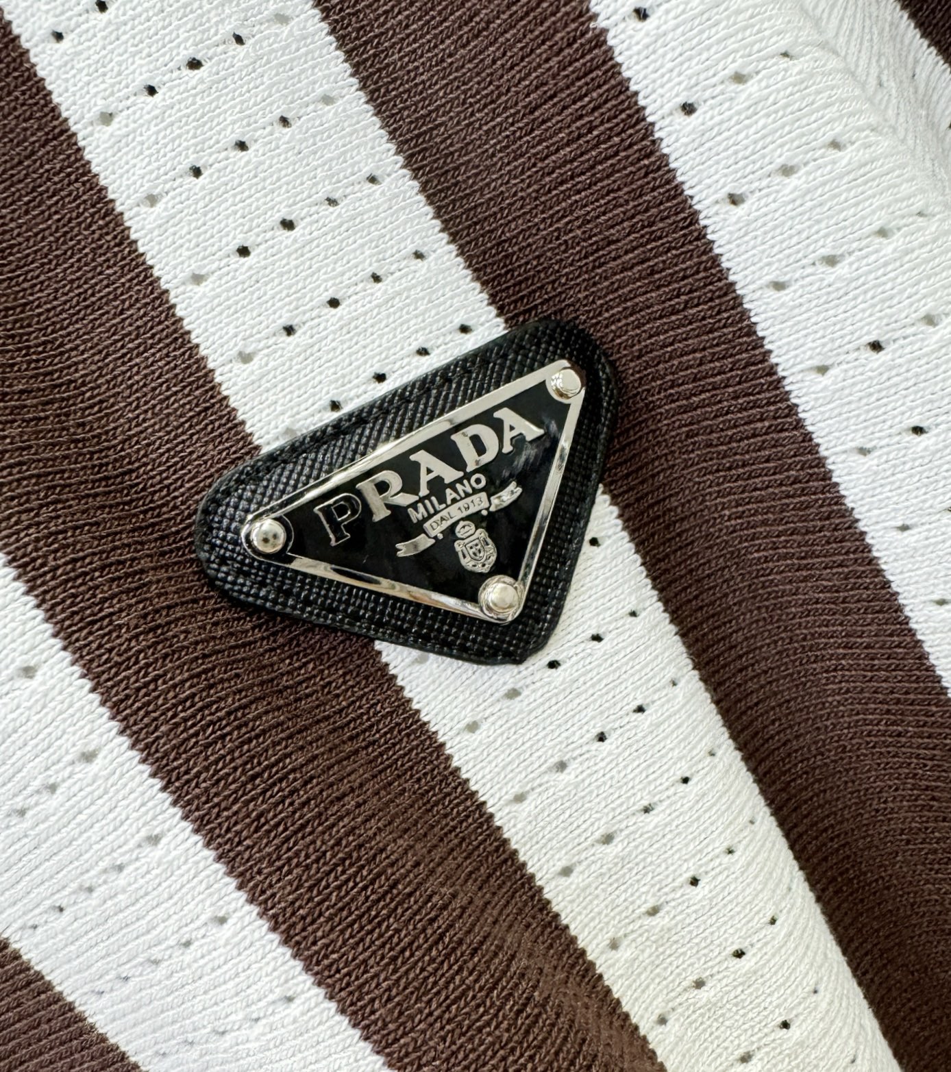  PRADA 普拉达 2025春夏新品针织短袖，进口针织面料，手感柔软。顶级进口私货，时尚设计潮流短袖针