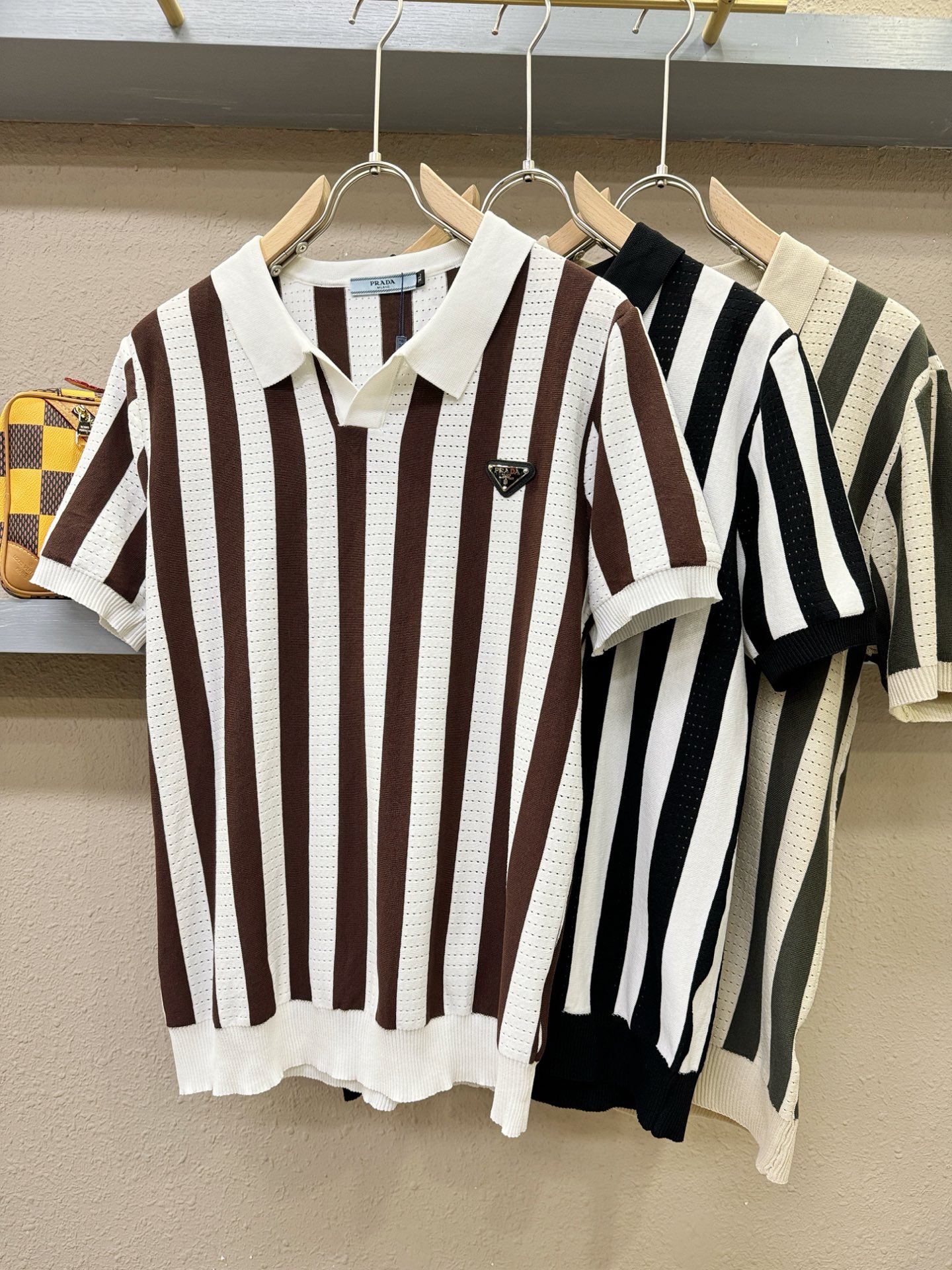  PRADA 普拉达 2025春夏新品针织短袖，进口针织面料，手感柔软。顶级进口私货，时尚设计潮流短袖针