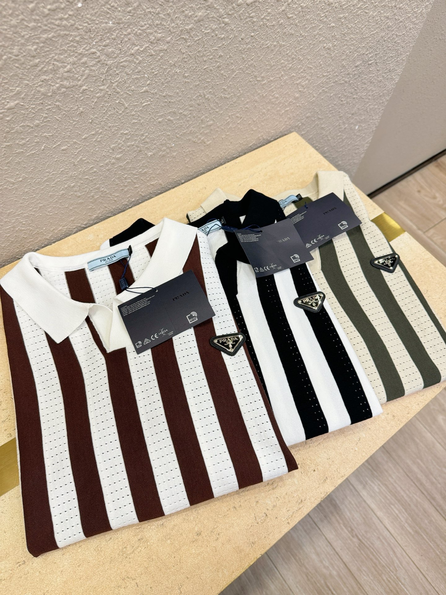  PRADA 普拉达 2025春夏新品针织短袖，进口针织面料，手感柔软。顶级进口私货，时尚设计潮流短袖针