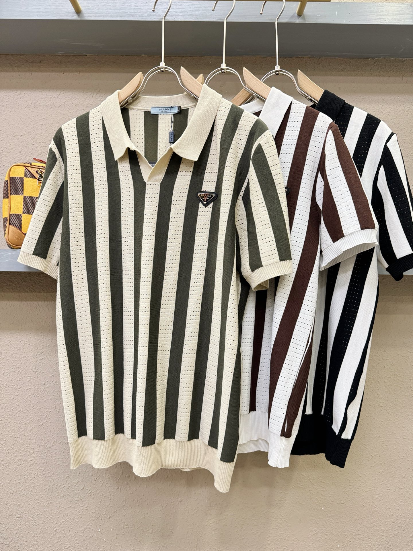 PRADA 普拉达 2025春夏新品针织短袖，进口针织面料，手感柔软。顶级进口私货，时尚设计潮流短袖针