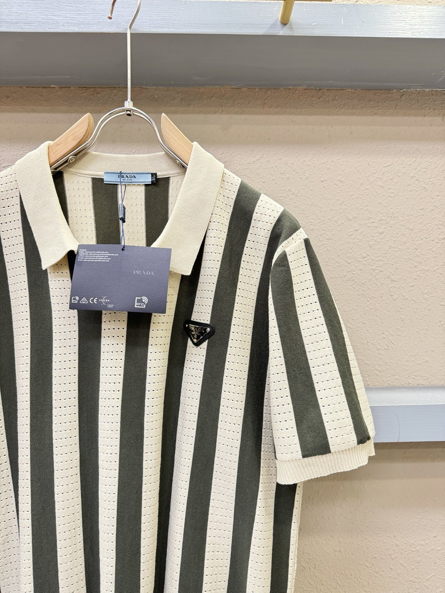  PRADA 普拉达 2025春夏新品针织短袖，进口针织面料，手感柔软。顶级进口私货，时尚设计潮流短袖针