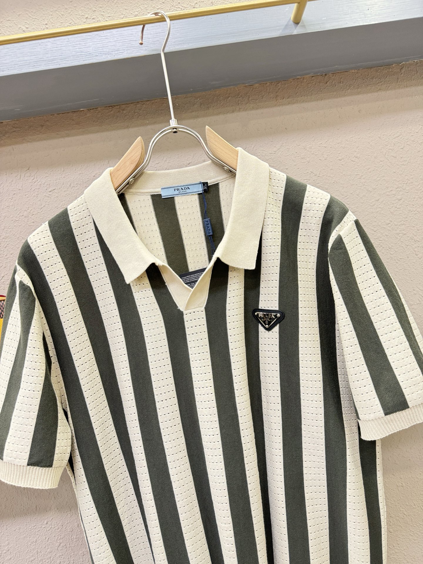  PRADA 普拉达 2025春夏新品针织短袖，进口针织面料，手感柔软。顶级进口私货，时尚设计潮流短袖针