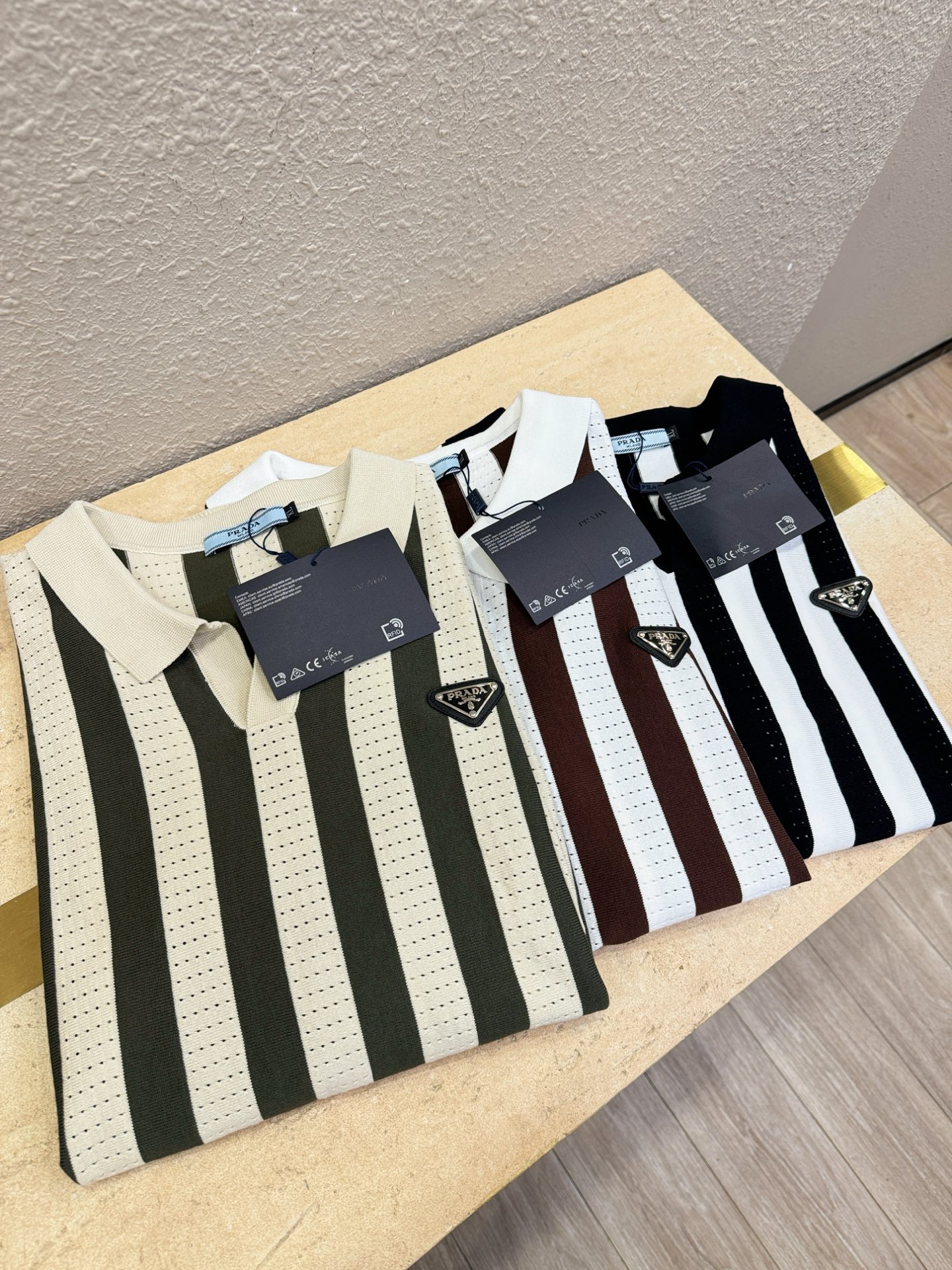  PRADA 普拉达 2025春夏新品针织短袖，进口针织面料，手感柔软。顶级进口私货，时尚设计潮流短袖针