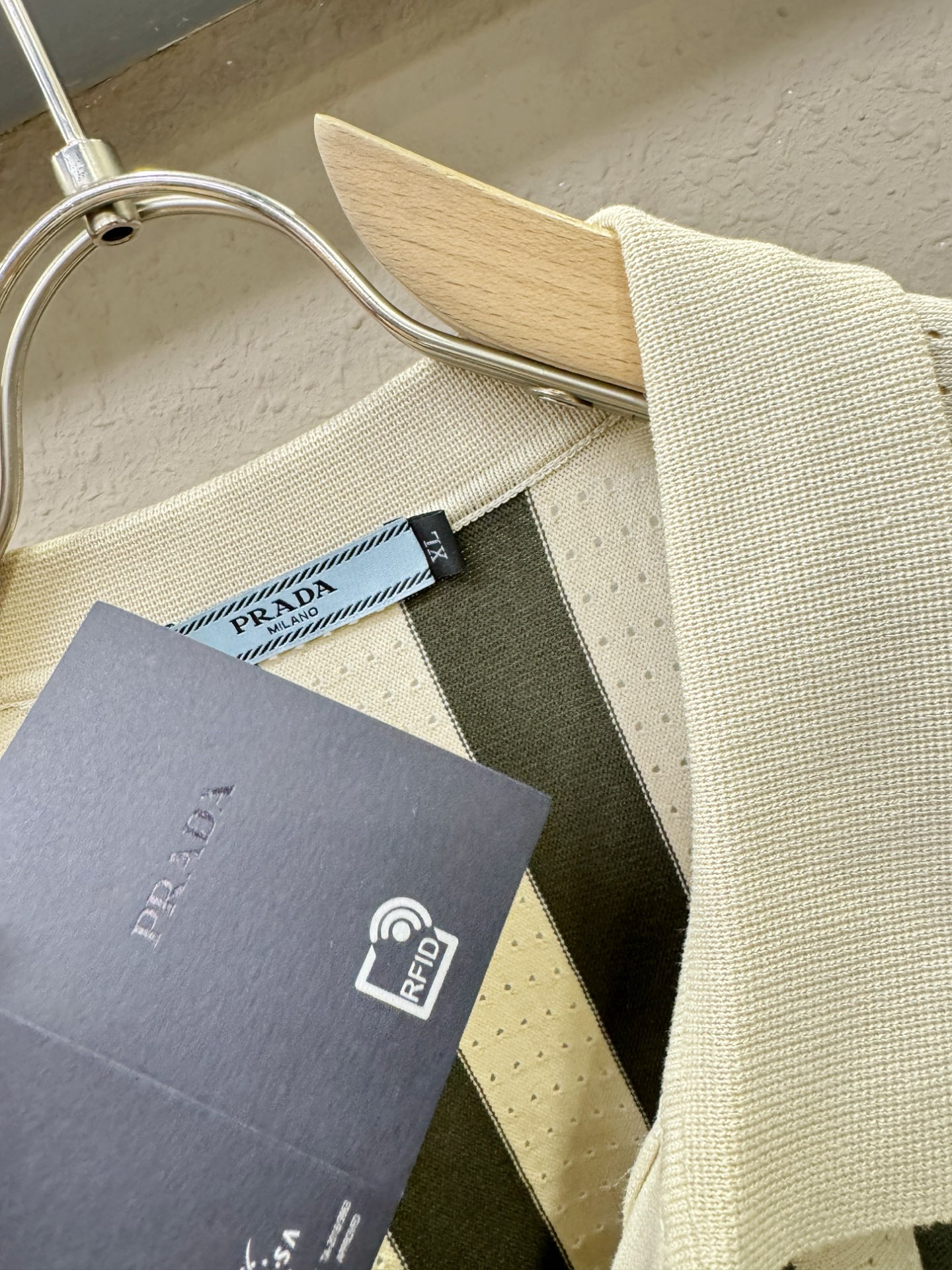  PRADA 普拉达 2025春夏新品针织短袖，进口针织面料，手感柔软。顶级进口私货，时尚设计潮流短袖针
