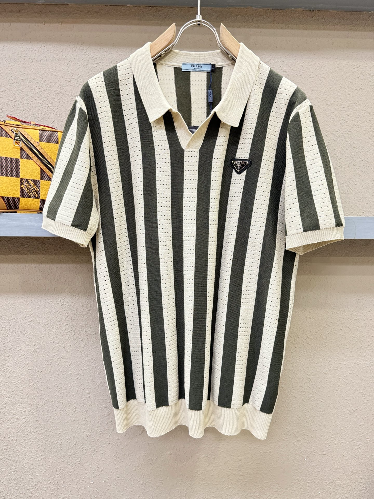  PRADA 普拉达 2025春夏新品针织短袖，进口针织面料，手感柔软。顶级进口私货，时尚设计潮流短袖针