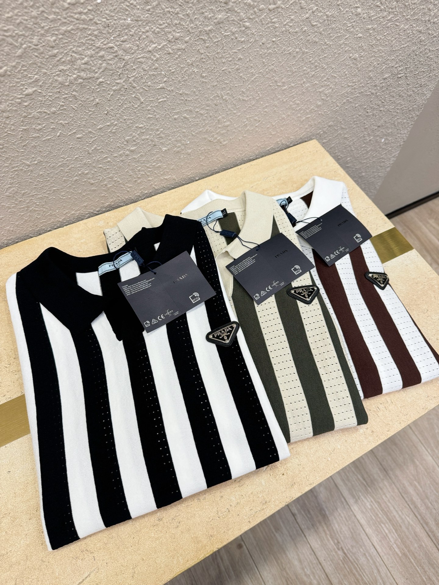  PRADA 普拉达 2025春夏新品针织短袖，进口针织面料，手感柔软。顶级进口私货，时尚设计潮流短袖针