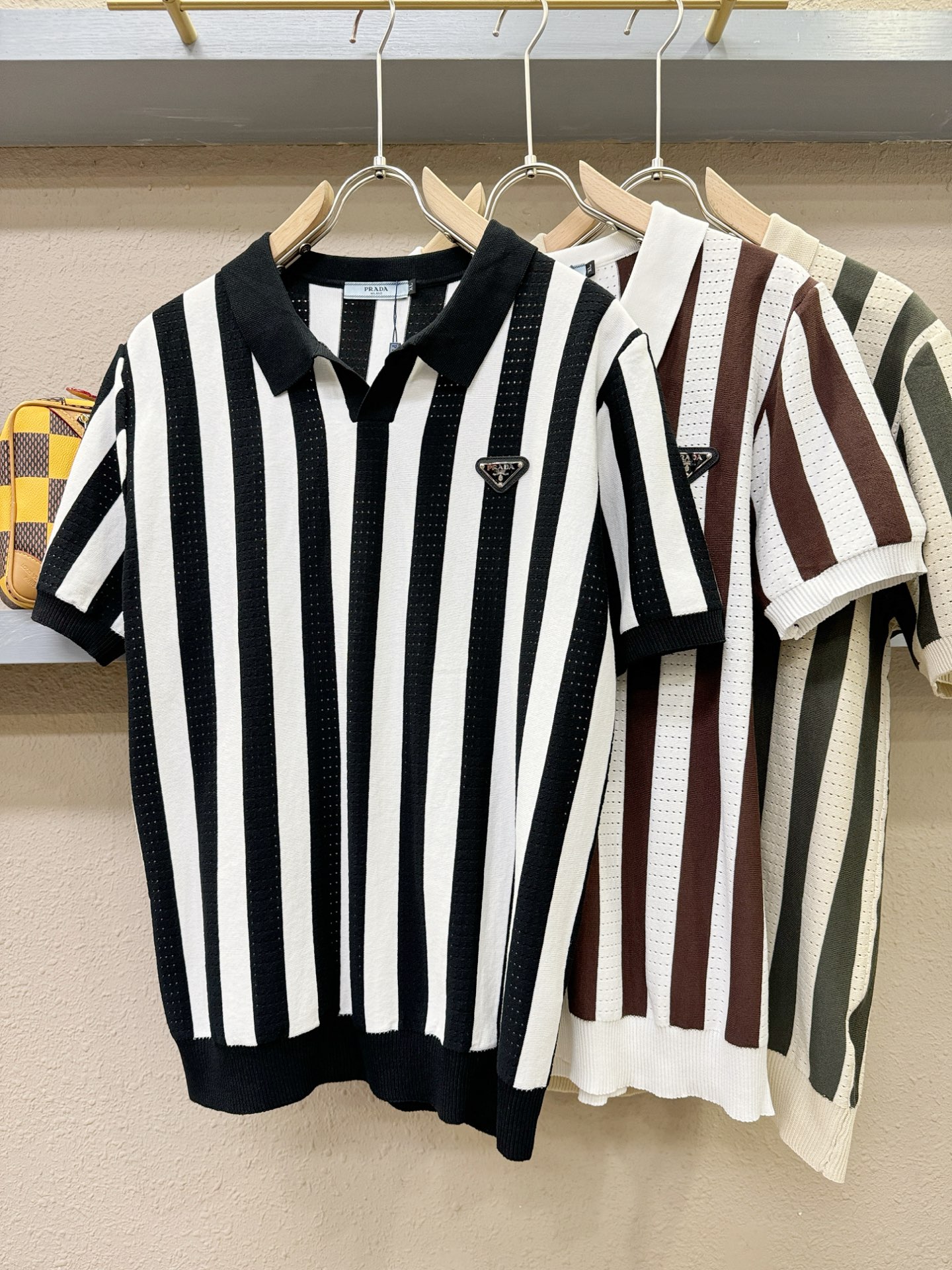  PRADA 普拉达 2025春夏新品针织短袖，进口针织面料，手感柔软。顶级进口私货，时尚设计潮流短袖针