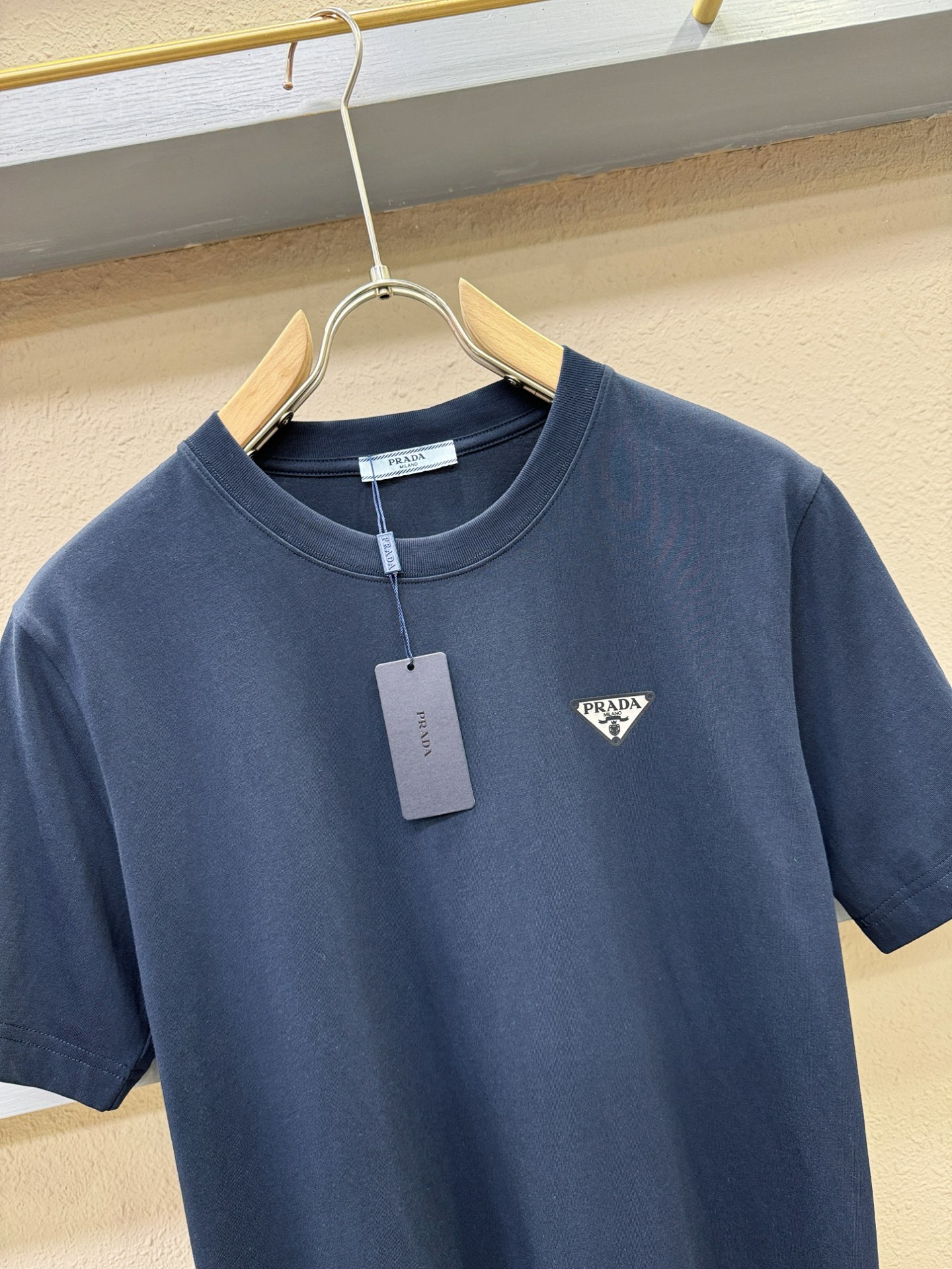  PRADA 普拉达 顶级品质 2025款新品短袖！原版定制面料，手感柔软。顶级进口私货，时尚设计潮流短