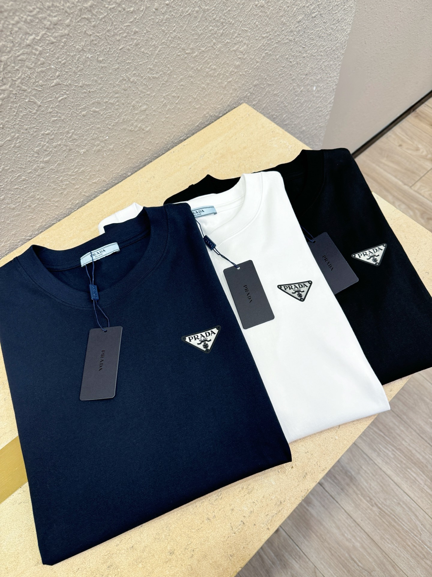  PRADA 普拉达 顶级品质 2025款新品短袖！原版定制面料，手感柔软。顶级进口私货，时尚设计潮流短