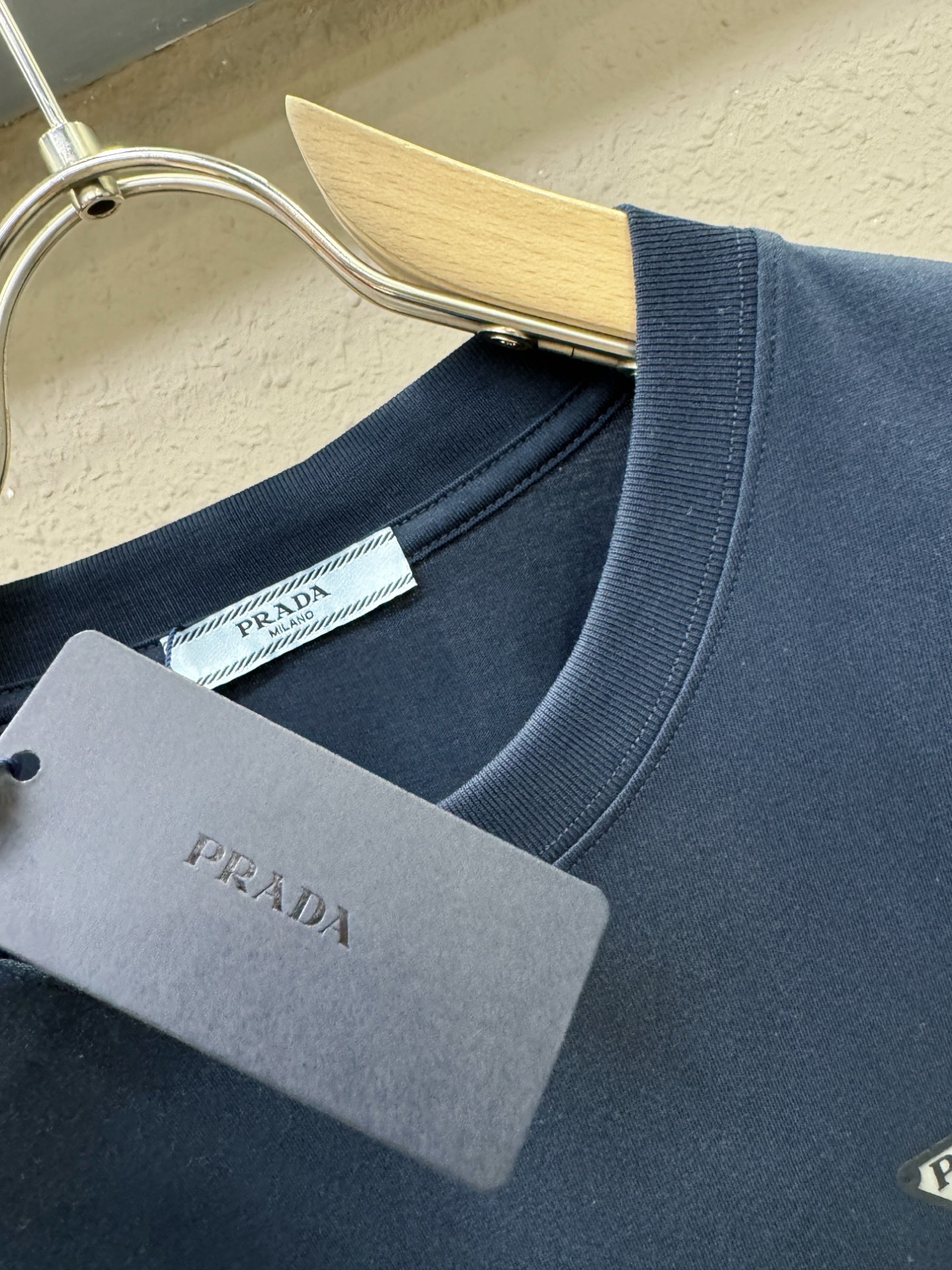  PRADA 普拉达 顶级品质 2025款新品短袖！原版定制面料，手感柔软。顶级进口私货，时尚设计潮流短