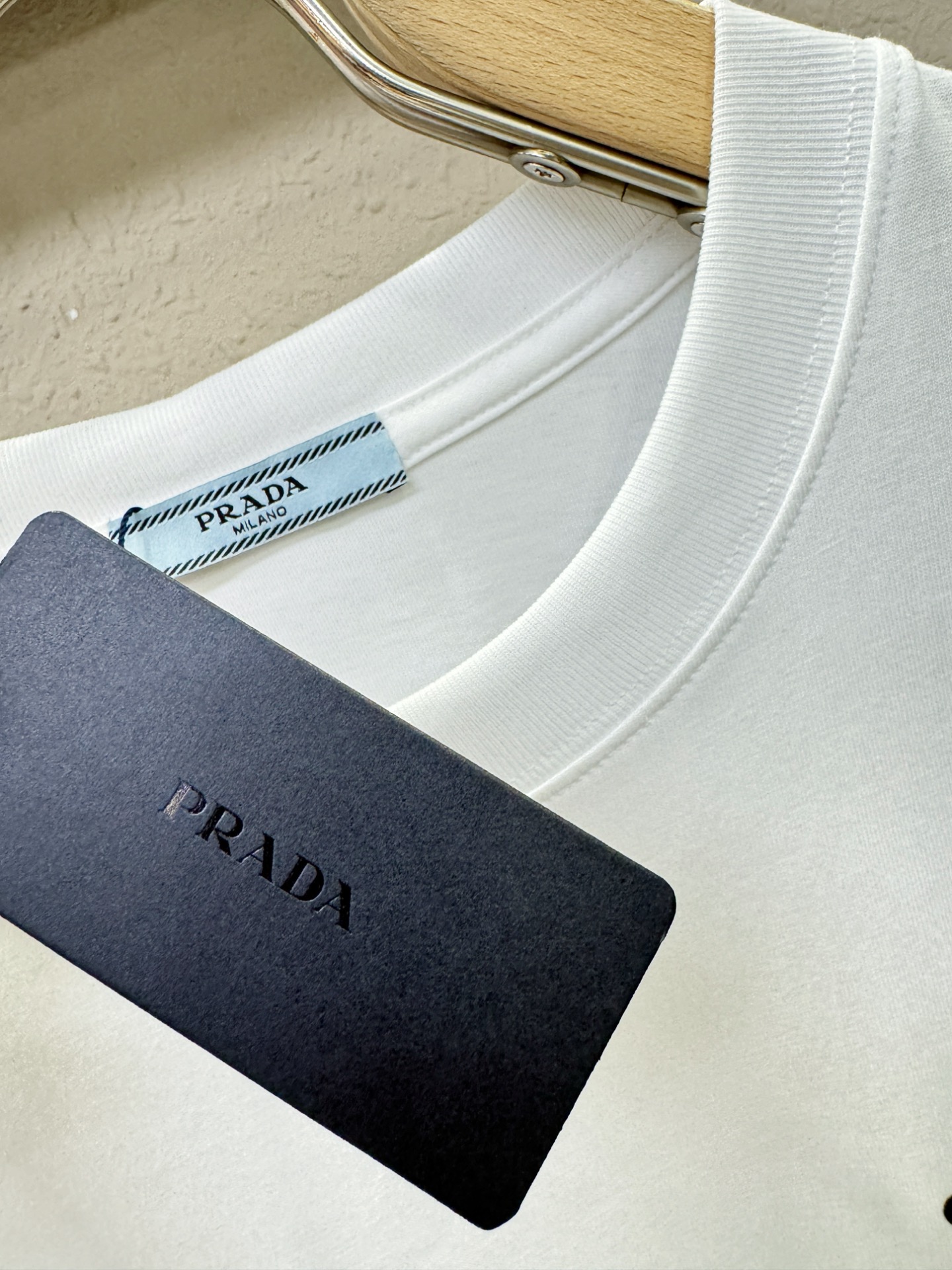  PRADA 普拉达 顶级品质 2025款新品短袖！原版定制面料，手感柔软。顶级进口私货，时尚设计潮流短