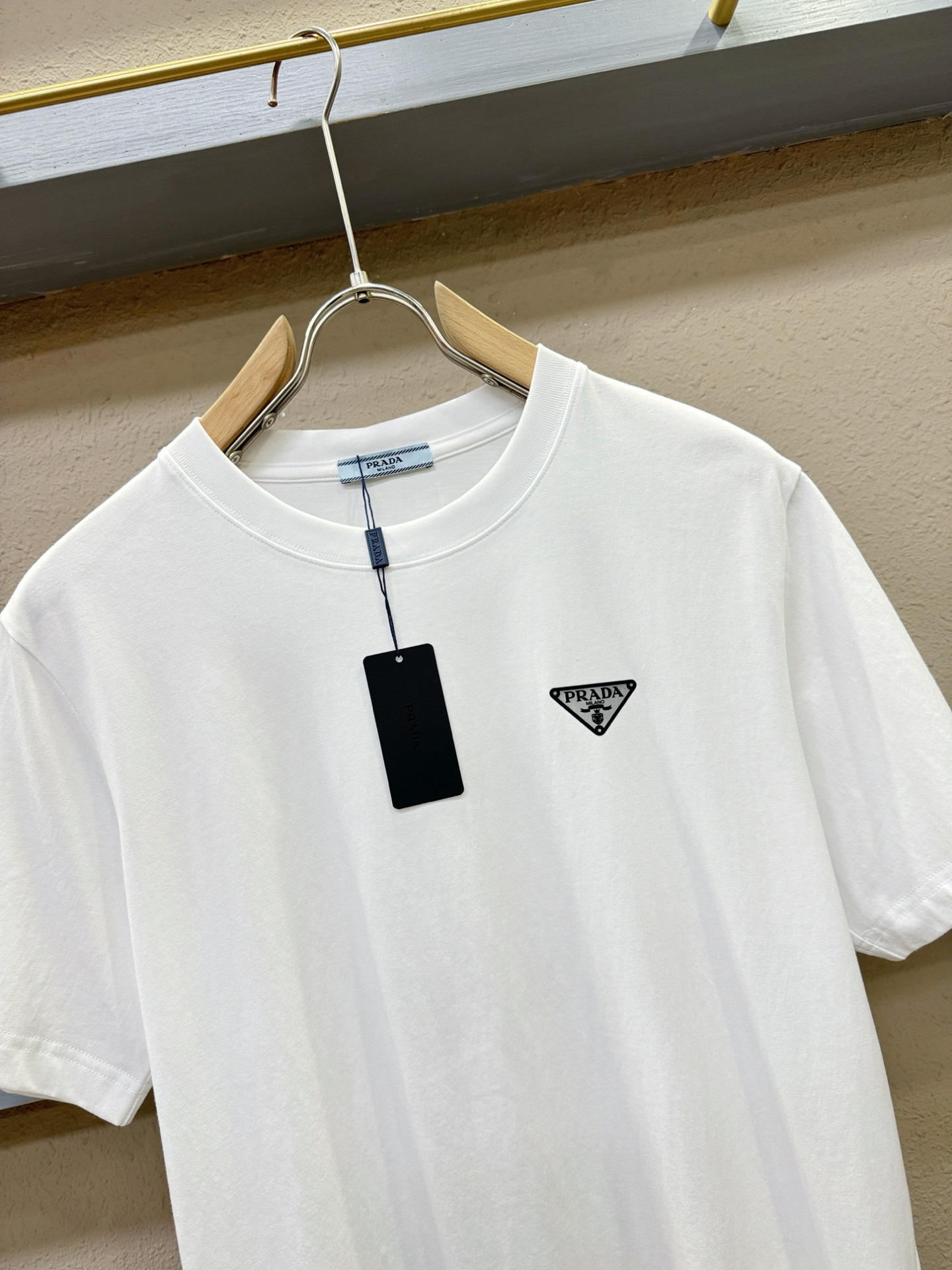  PRADA 普拉达 顶级品质 2025款新品短袖！原版定制面料，手感柔软。顶级进口私货，时尚设计潮流短