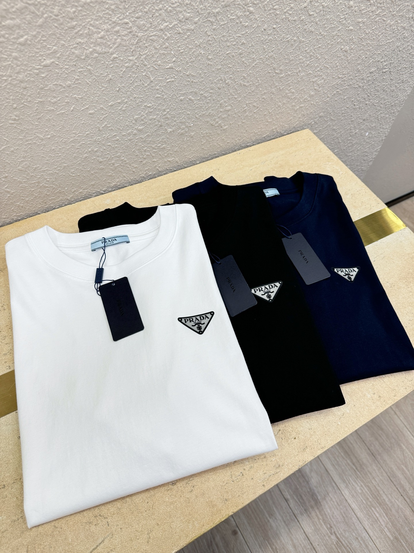  PRADA 普拉达 顶级品质 2025款新品短袖！原版定制面料，手感柔软。顶级进口私货，时尚设计潮流短