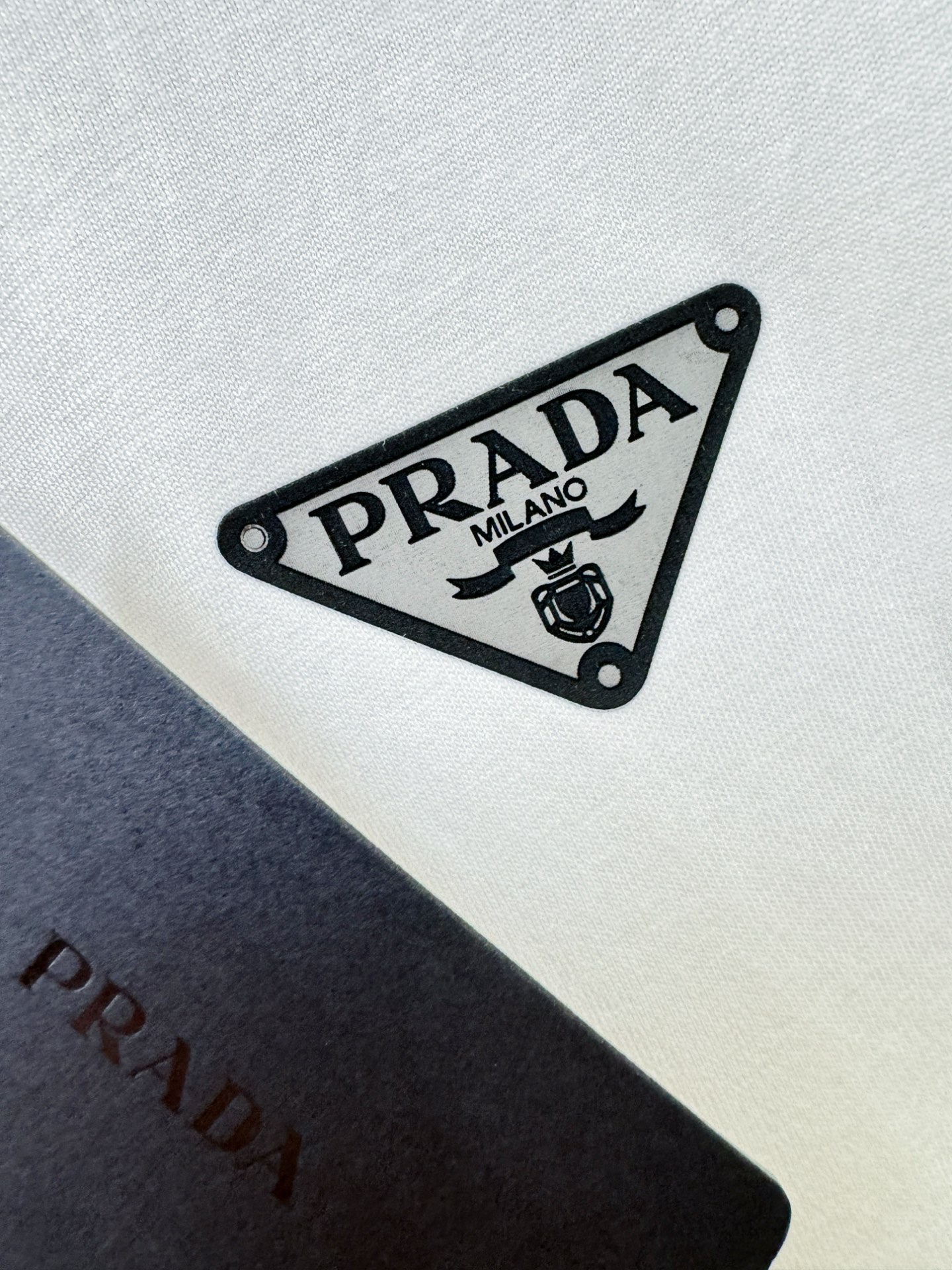  PRADA 普拉达 顶级品质 2025款新品短袖！原版定制面料，手感柔软。顶级进口私货，时尚设计潮流短