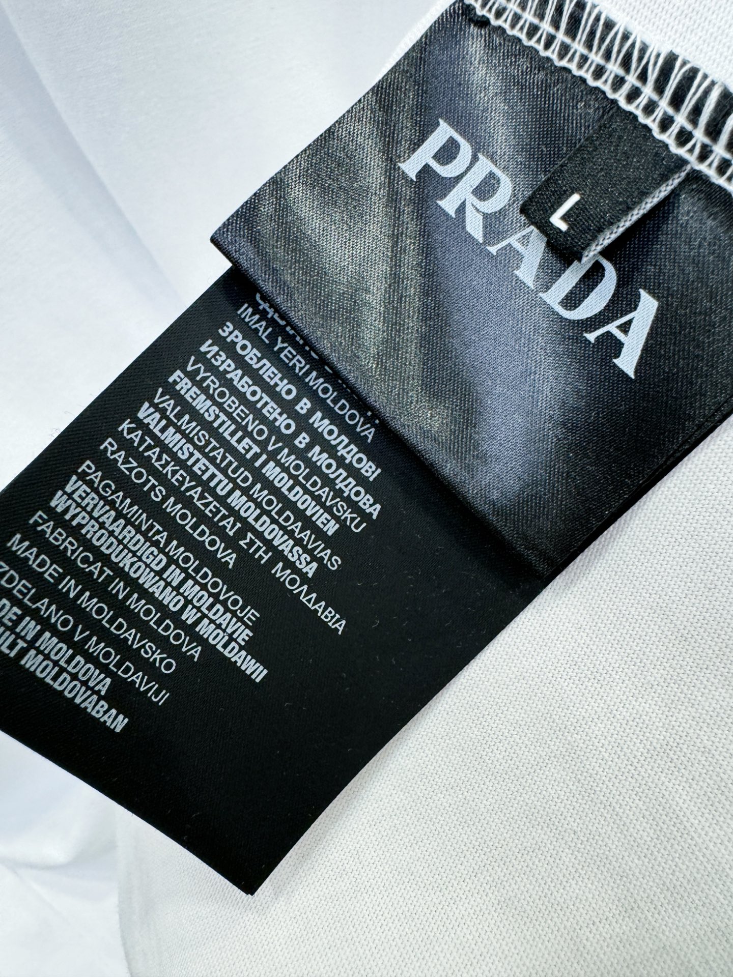 PRADA 普拉达 顶级品质 2025款新品短袖！原版定制面料，手感柔软。顶级进口私货，时尚设计潮流短