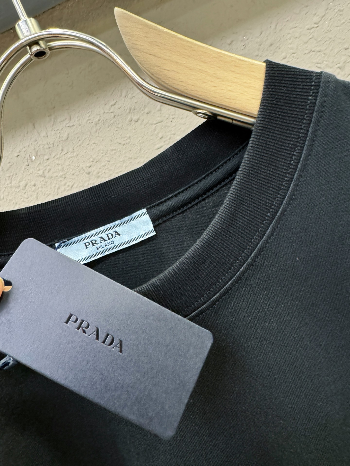  PRADA 普拉达 顶级品质 2025款新品短袖！原版定制面料，手感柔软。顶级进口私货，时尚设计潮流短