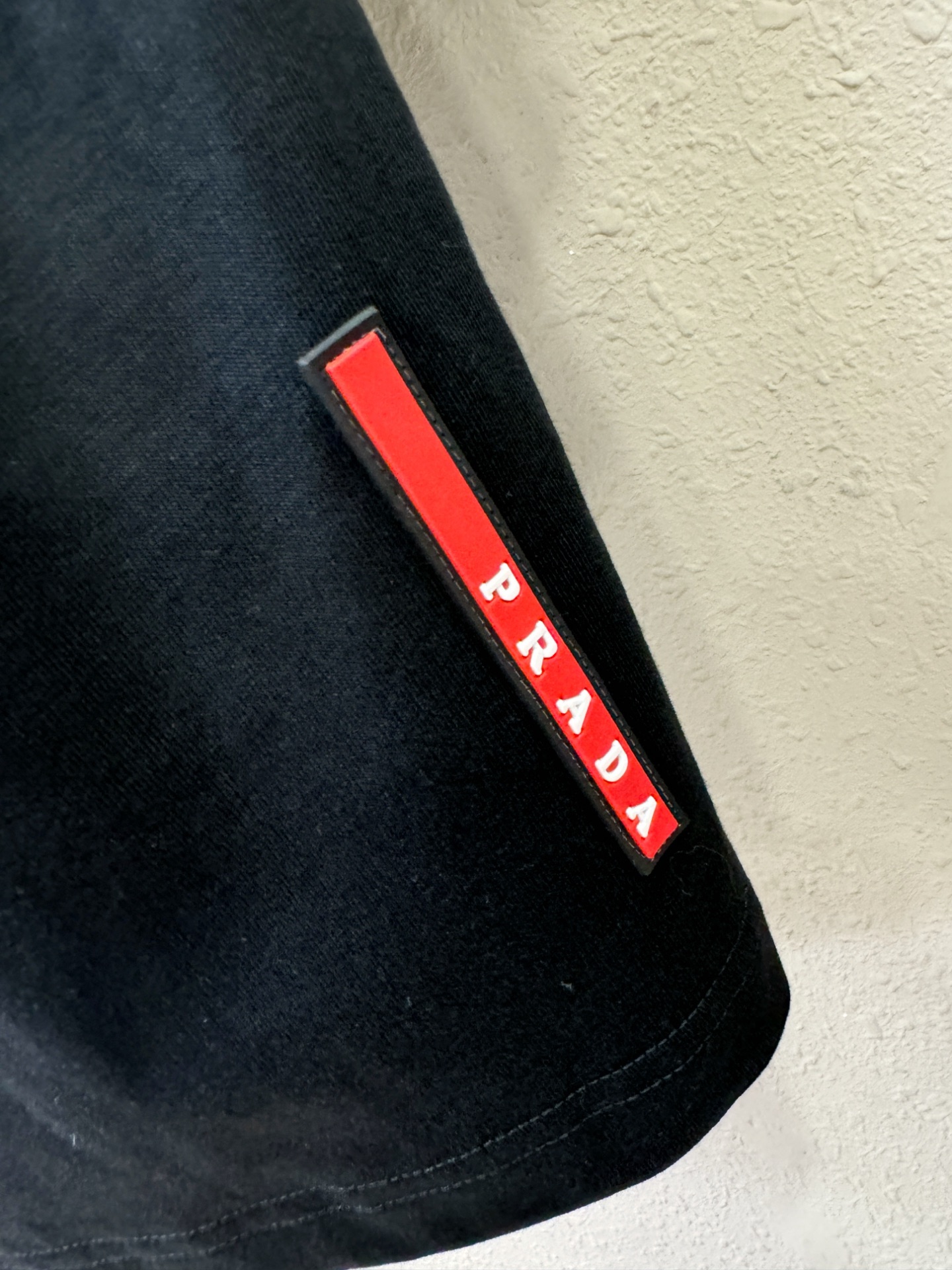  PRADA 普拉达 顶级品质 2025款新品短袖！原版定制面料，手感柔软。顶级进口私货，时尚设计潮流短