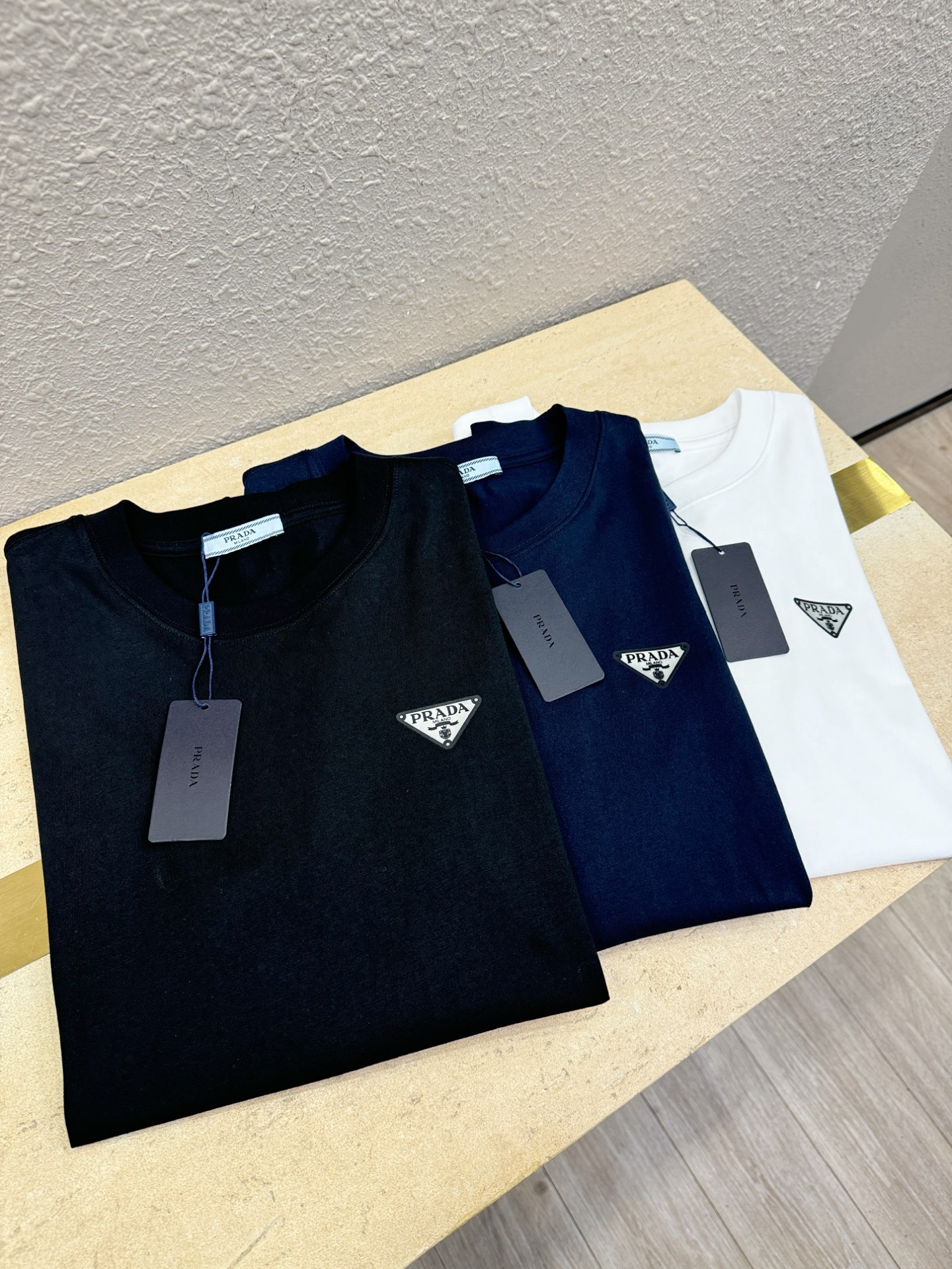  PRADA 普拉达 顶级品质 2025款新品短袖！原版定制面料，手感柔软。顶级进口私货，时尚设计潮流短