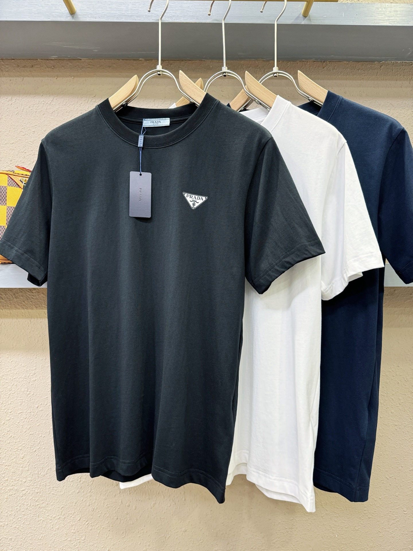 PRADA 普拉达 顶级品质 2025款新品短袖！原版定制面料，手感柔软。顶级进口私货，时尚设计潮流短