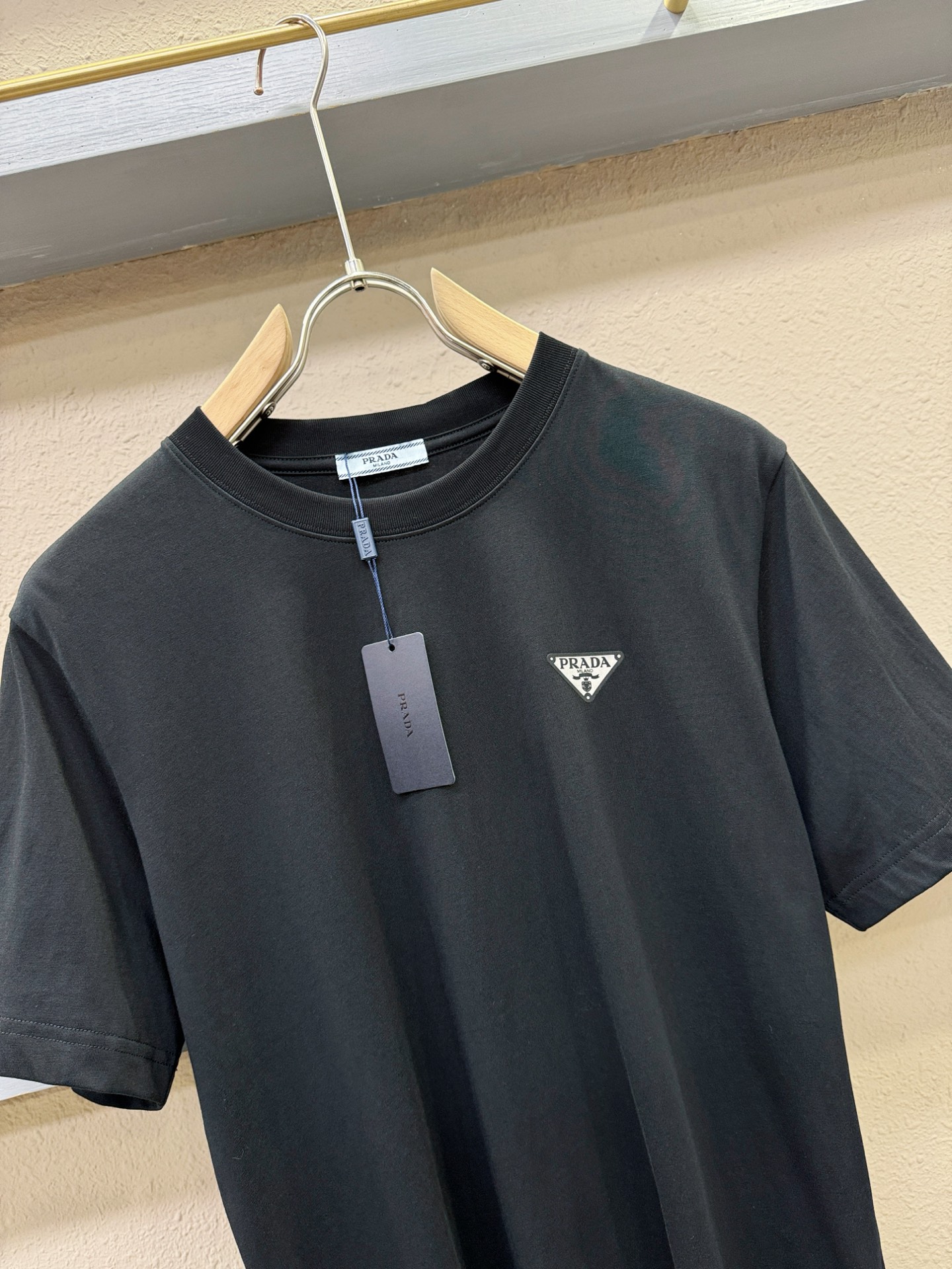  PRADA 普拉达 顶级品质 2025款新品短袖！原版定制面料，手感柔软。顶级进口私货，时尚设计潮流短
