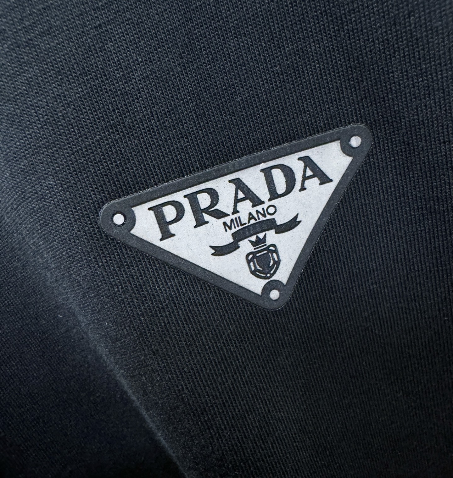  PRADA 普拉达 顶级品质 2025款新品短袖！原版定制面料，手感柔软。顶级进口私货，时尚设计潮流短