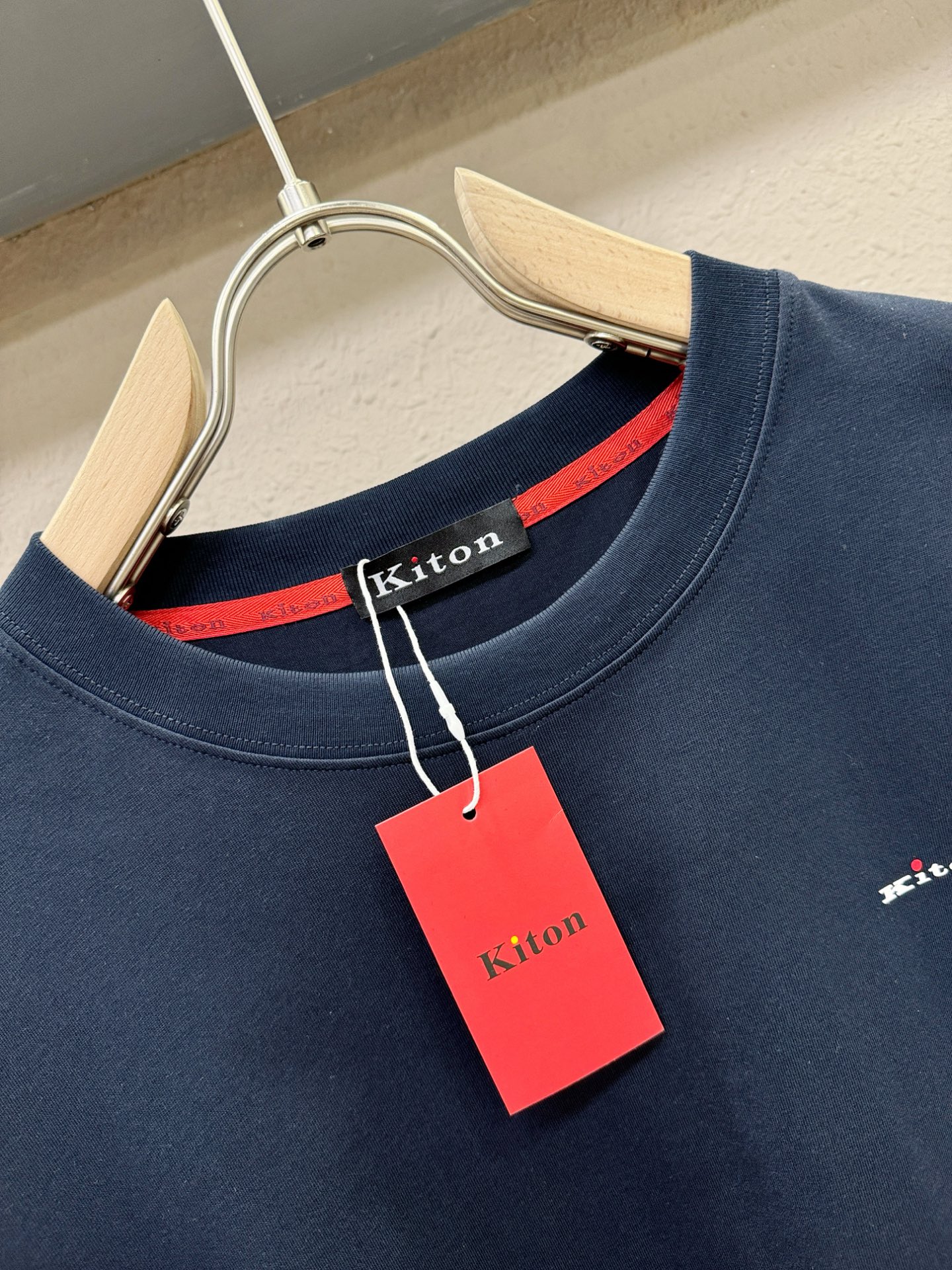  Kiton 顶级品质 2025款新品短袖！原版定制面料，手感柔软。顶级进口私货，时尚设计潮流短袖，不失