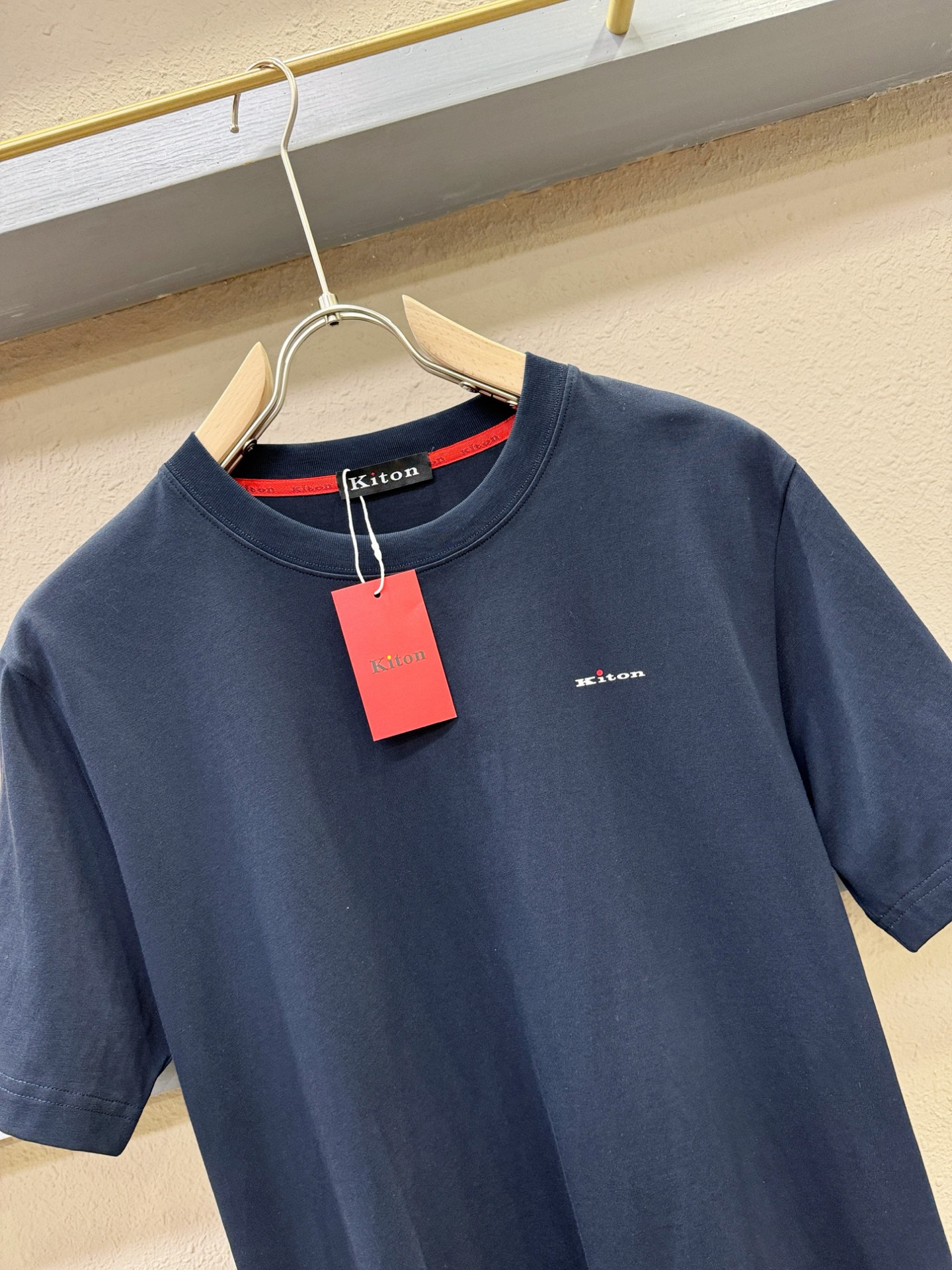  Kiton 顶级品质 2025款新品短袖！原版定制面料，手感柔软。顶级进口私货，时尚设计潮流短袖，不失