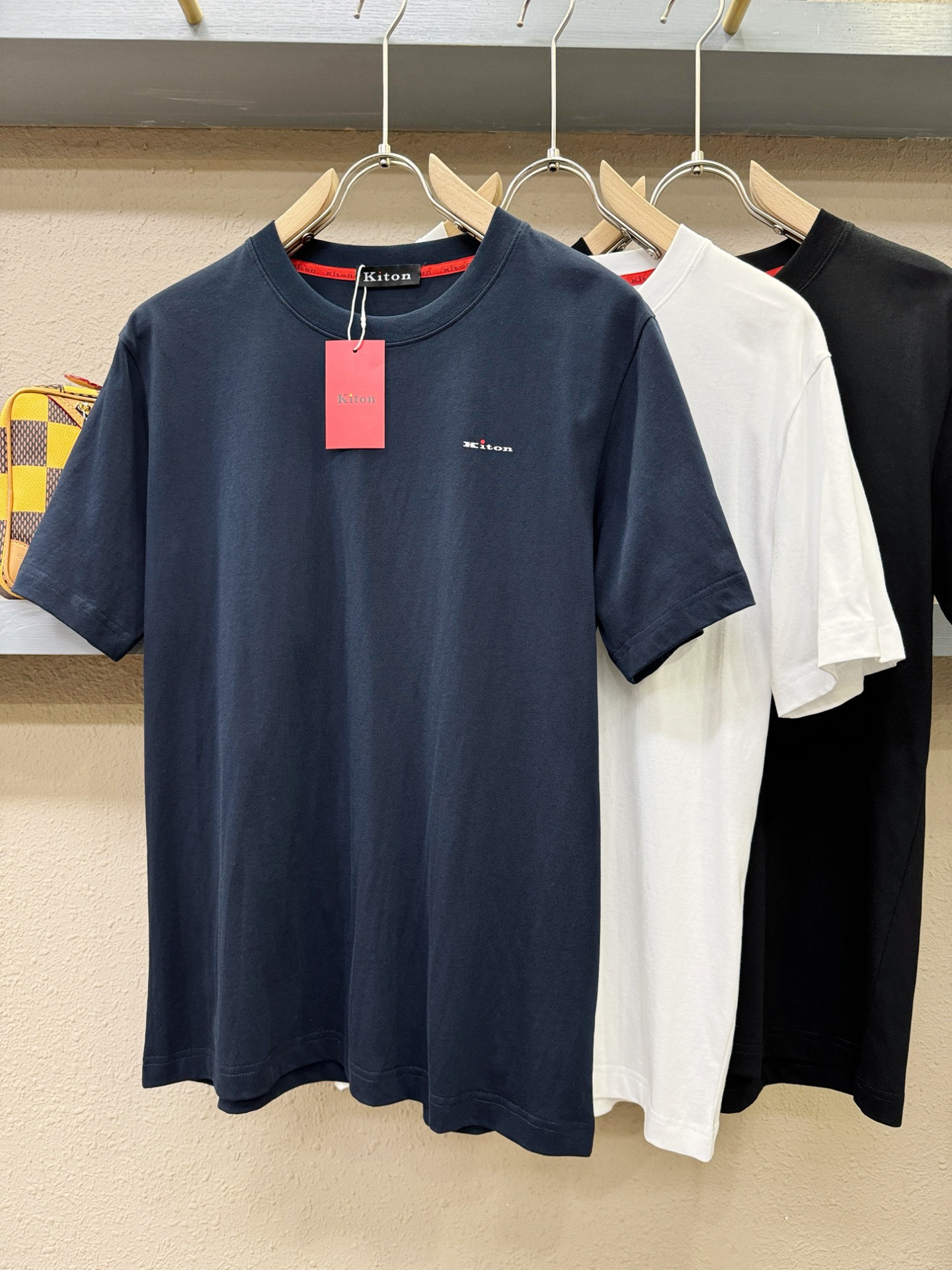  Kiton 顶级品质 2025款新品短袖！原版定制面料，手感柔软。顶级进口私货，时尚设计潮流短袖，不失