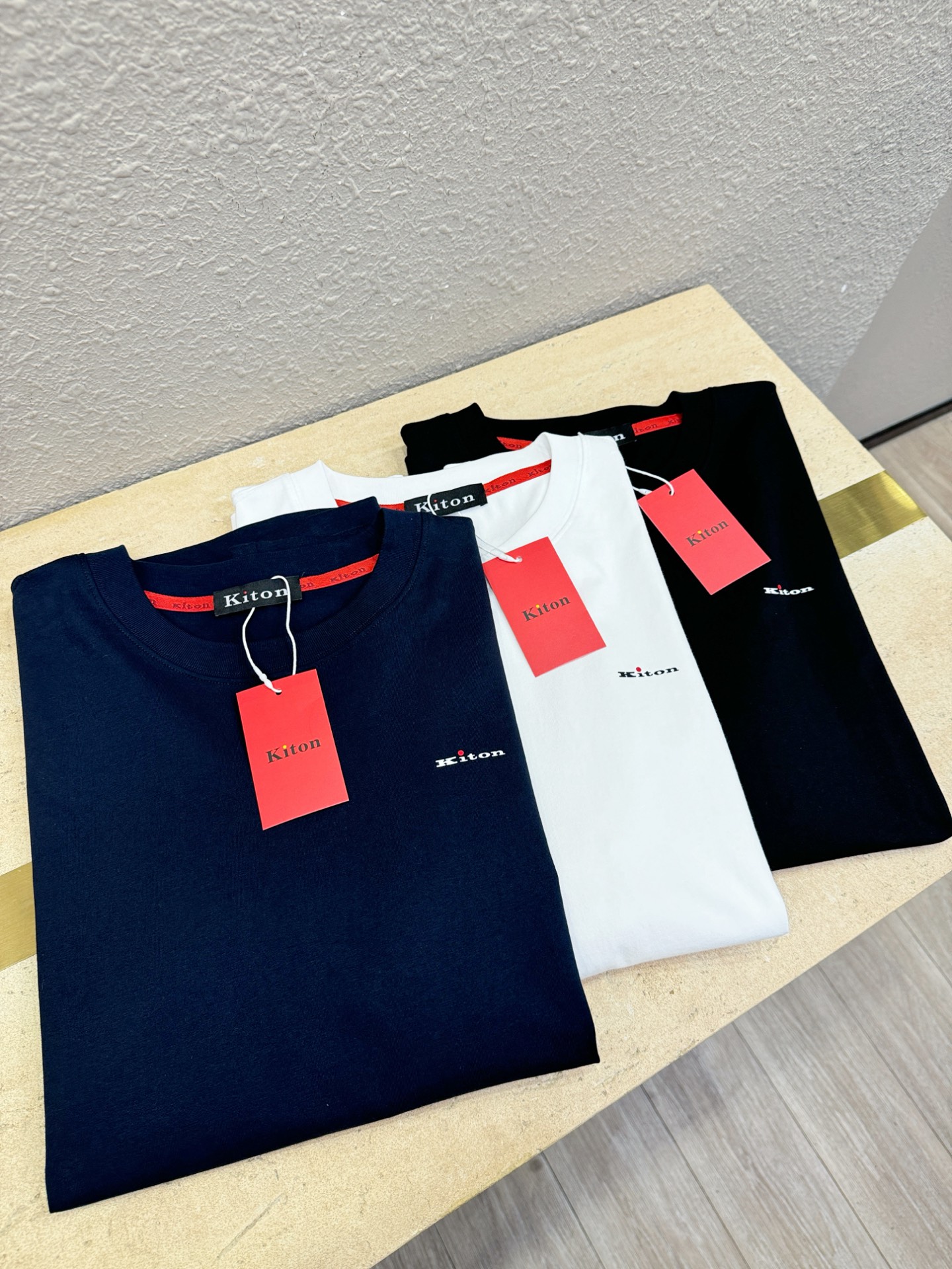  Kiton 顶级品质 2025款新品短袖！原版定制面料，手感柔软。顶级进口私货，时尚设计潮流短袖，不失