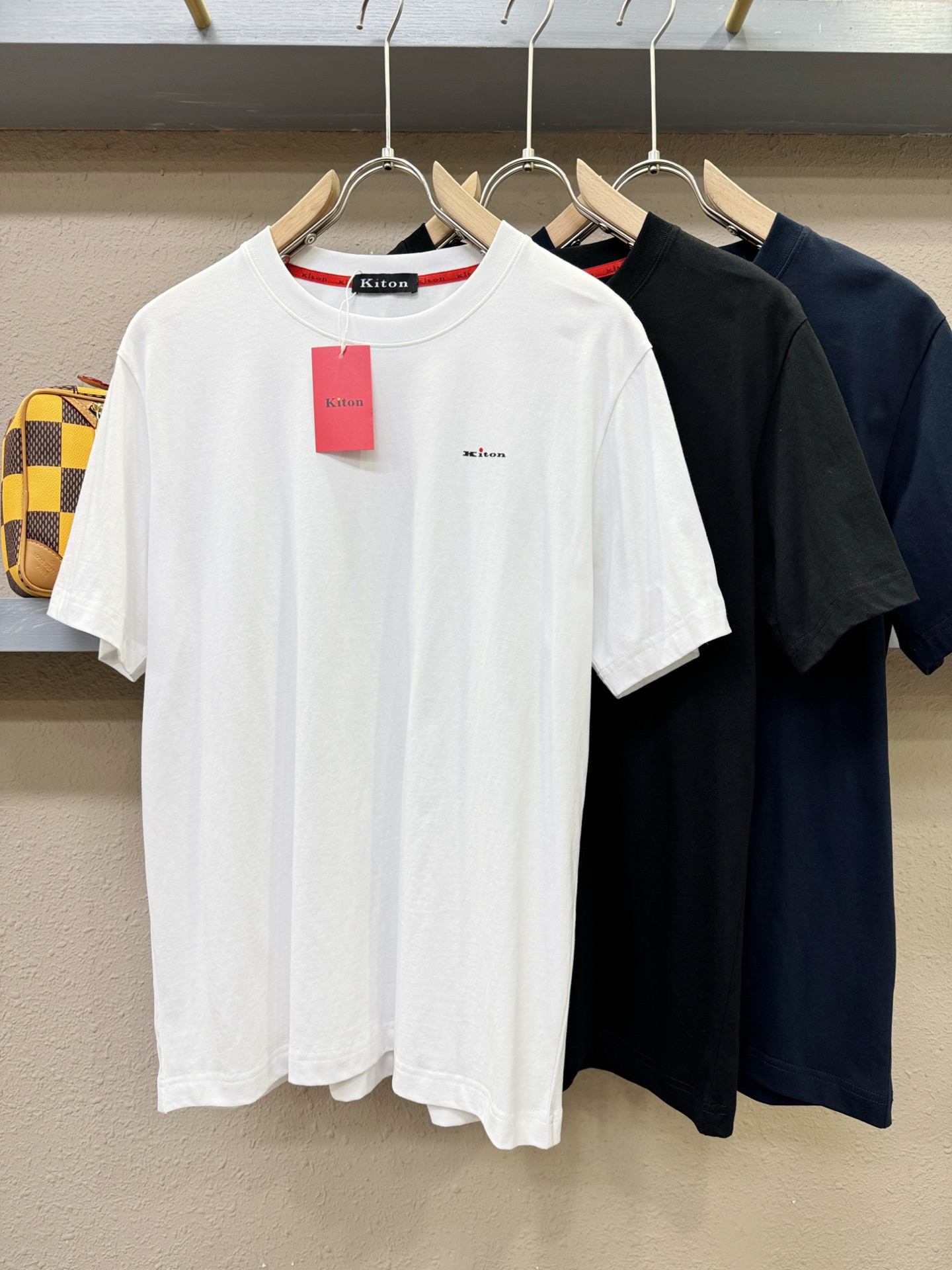  Kiton 顶级品质 2025款新品短袖！原版定制面料，手感柔软。顶级进口私货，时尚设计潮流短袖，不失