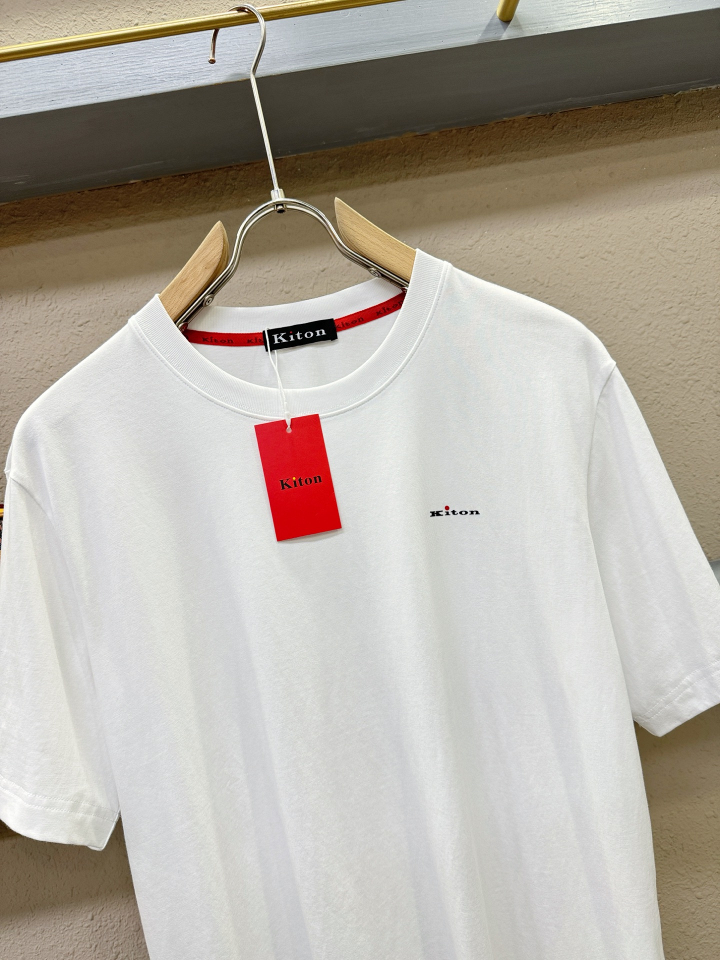  Kiton 顶级品质 2025款新品短袖！原版定制面料，手感柔软。顶级进口私货，时尚设计潮流短袖，不失