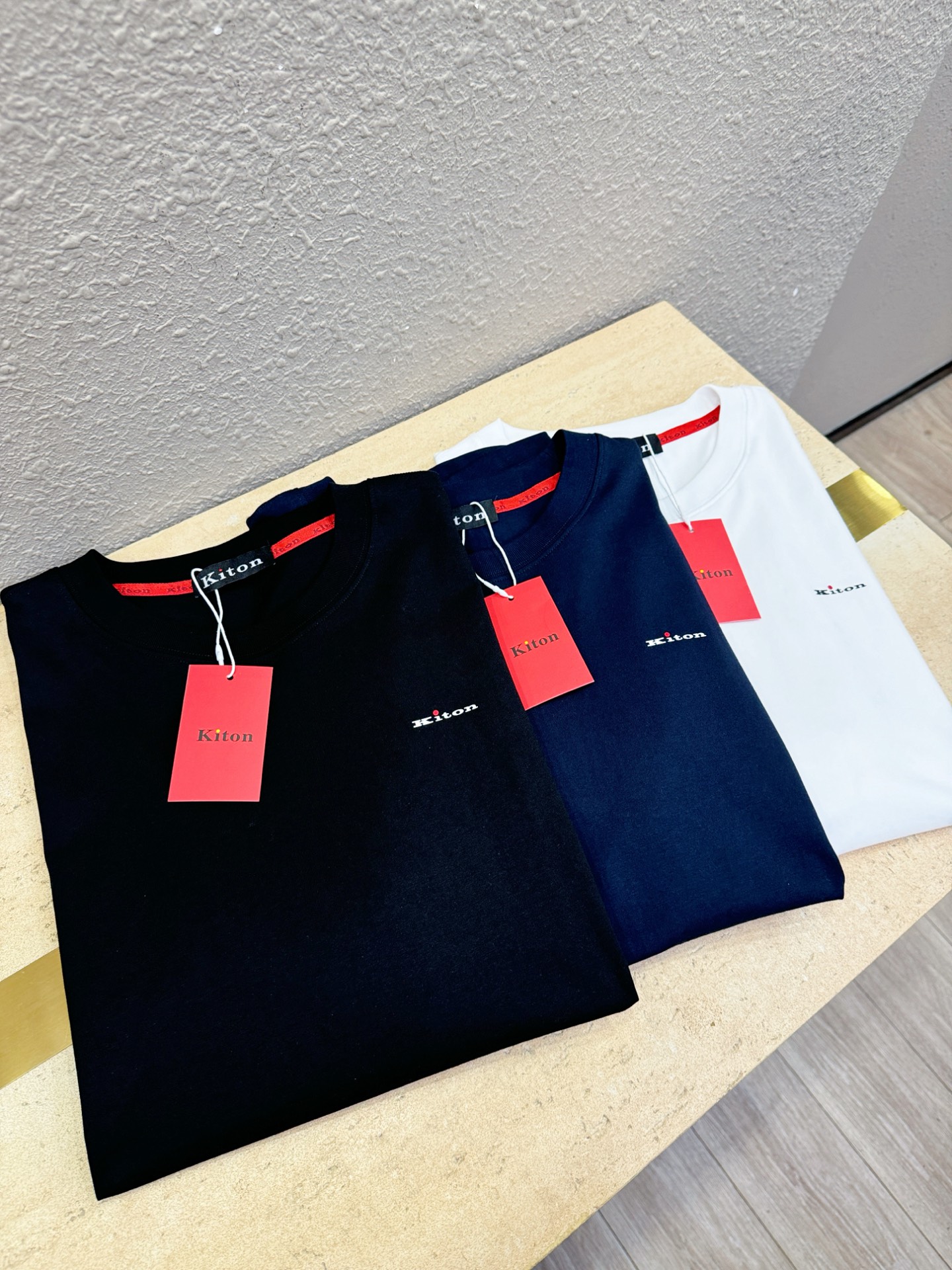  Kiton 顶级品质 2025款新品短袖！原版定制面料，手感柔软。顶级进口私货，时尚设计潮流短袖，不失