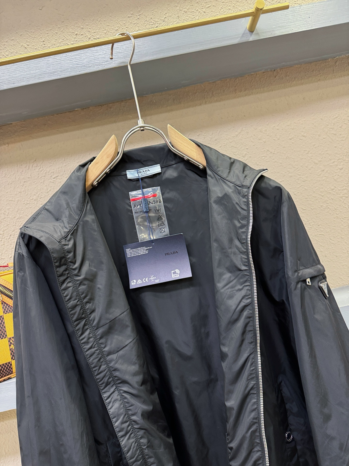  PRADA 普拉达 2025春夏经典夹克，面料超软，帅酷爆款薄夹克外套。时尚都市百搭款款，夏季必备神器