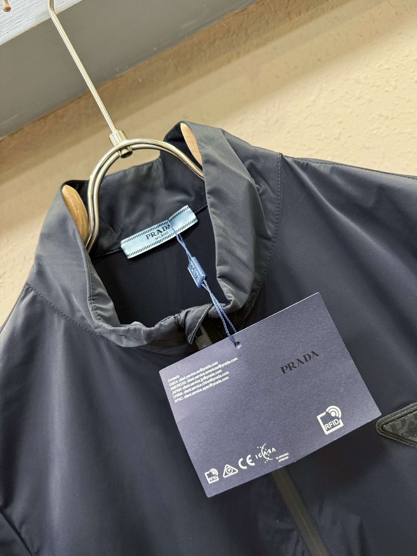  PRADA 普拉达 2025春夏经典夹克，面料超软，帅酷爆款薄夹克外套。时尚都市百搭款款，夏季必备神器