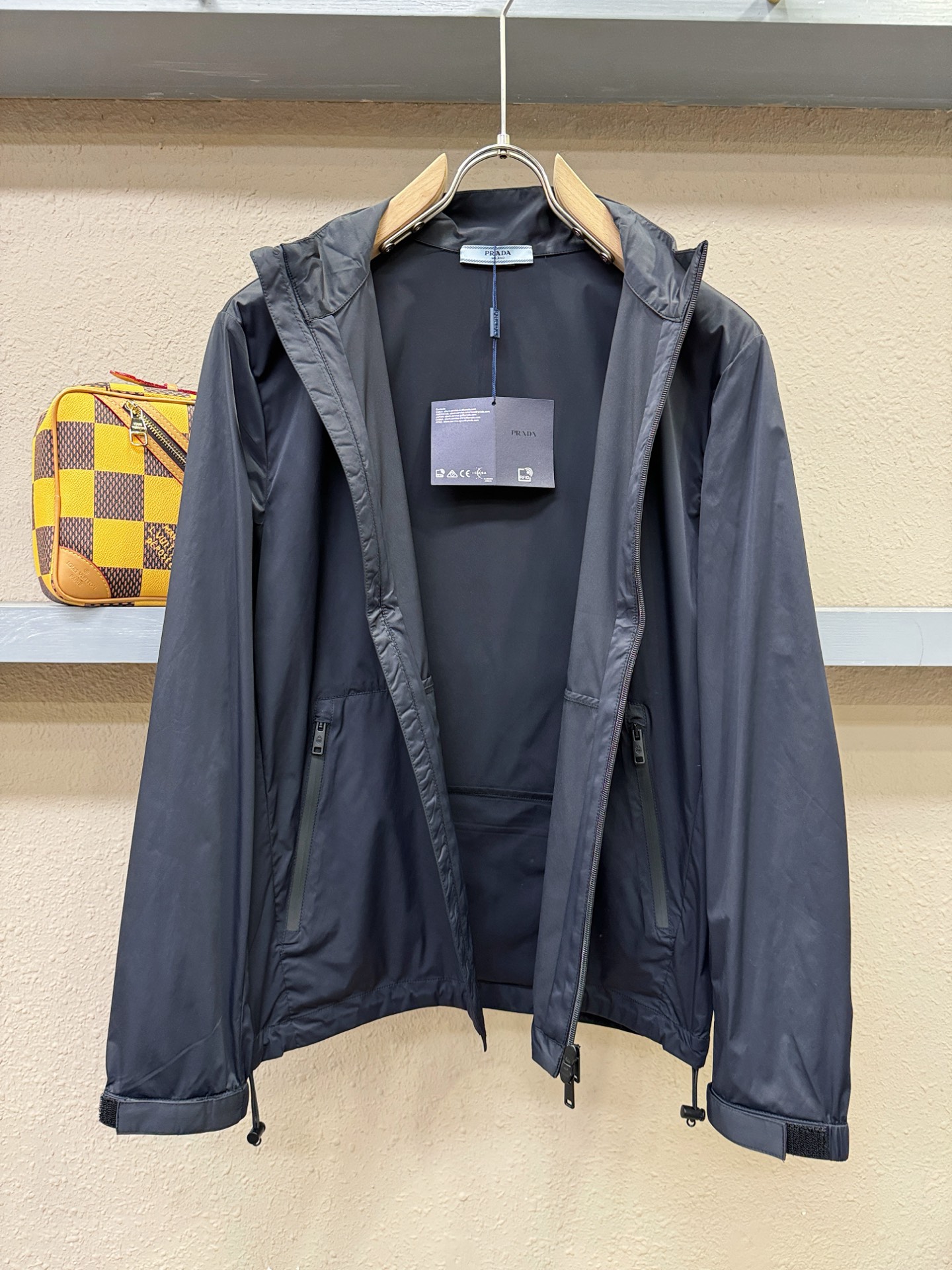  PRADA 普拉达 2025春夏经典夹克，面料超软，帅酷爆款薄夹克外套。时尚都市百搭款款，夏季必备神器