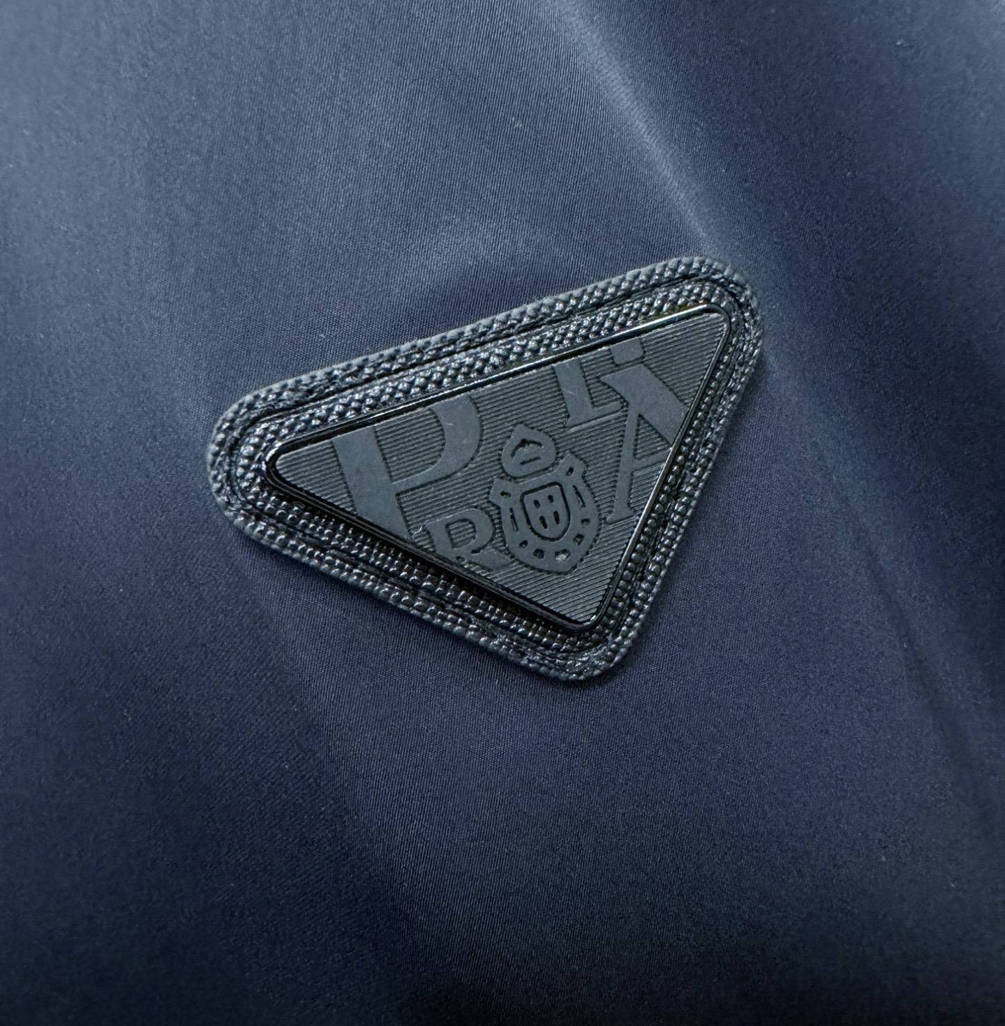  PRADA 普拉达 2025春夏经典夹克，面料超软，帅酷爆款薄夹克外套。时尚都市百搭款款，夏季必备神器