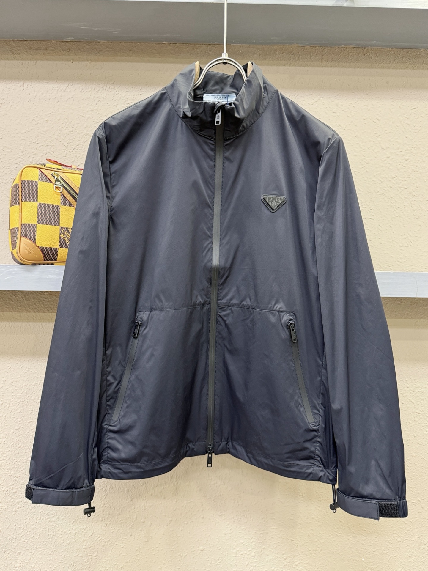  PRADA 普拉达 2025春夏经典夹克，面料超软，帅酷爆款薄夹克外套。时尚都市百搭款款，夏季必备神器