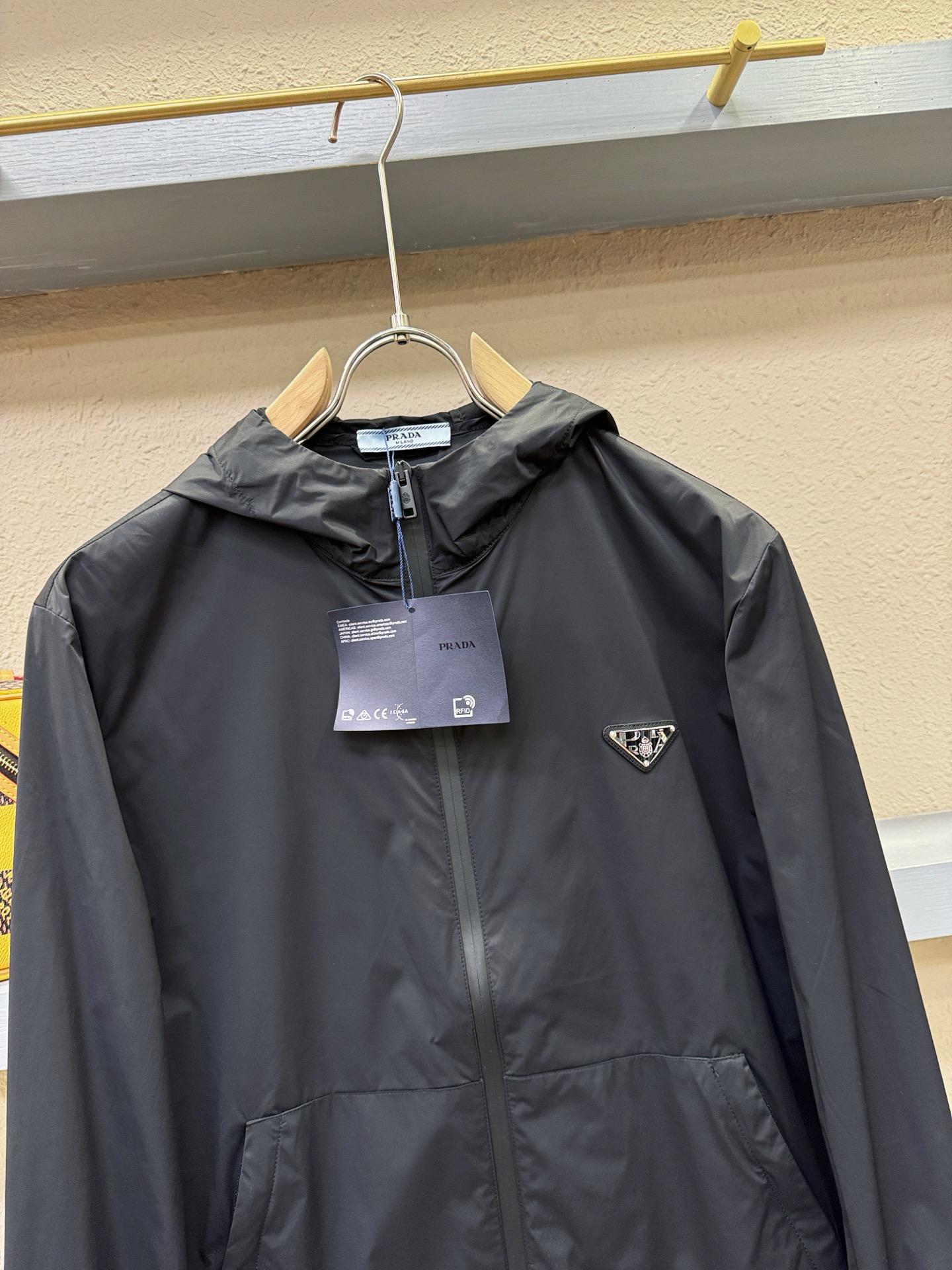  PRADA 普拉达 2025春夏经典夹克，面料超软，帅酷爆款薄夹克外套。时尚都市百搭款款，夏季必备神器