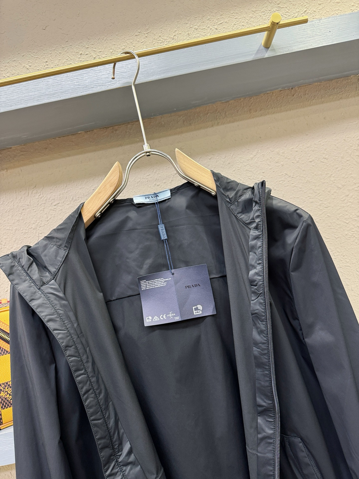  PRADA 普拉达 2025春夏经典夹克，面料超软，帅酷爆款薄夹克外套。时尚都市百搭款款，夏季必备神器