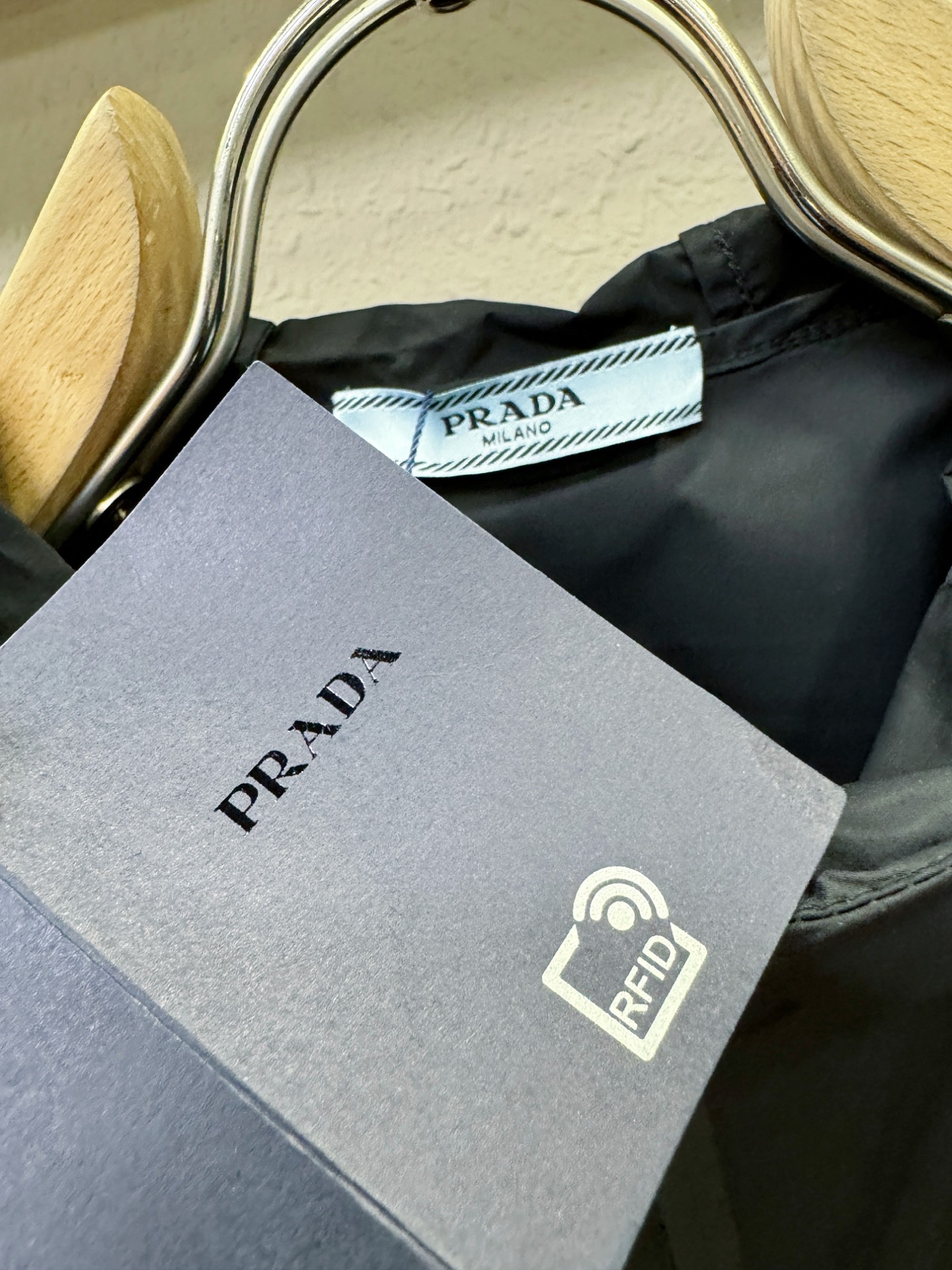  PRADA 普拉达 2025春夏经典夹克，面料超软，帅酷爆款薄夹克外套。时尚都市百搭款款，夏季必备神器