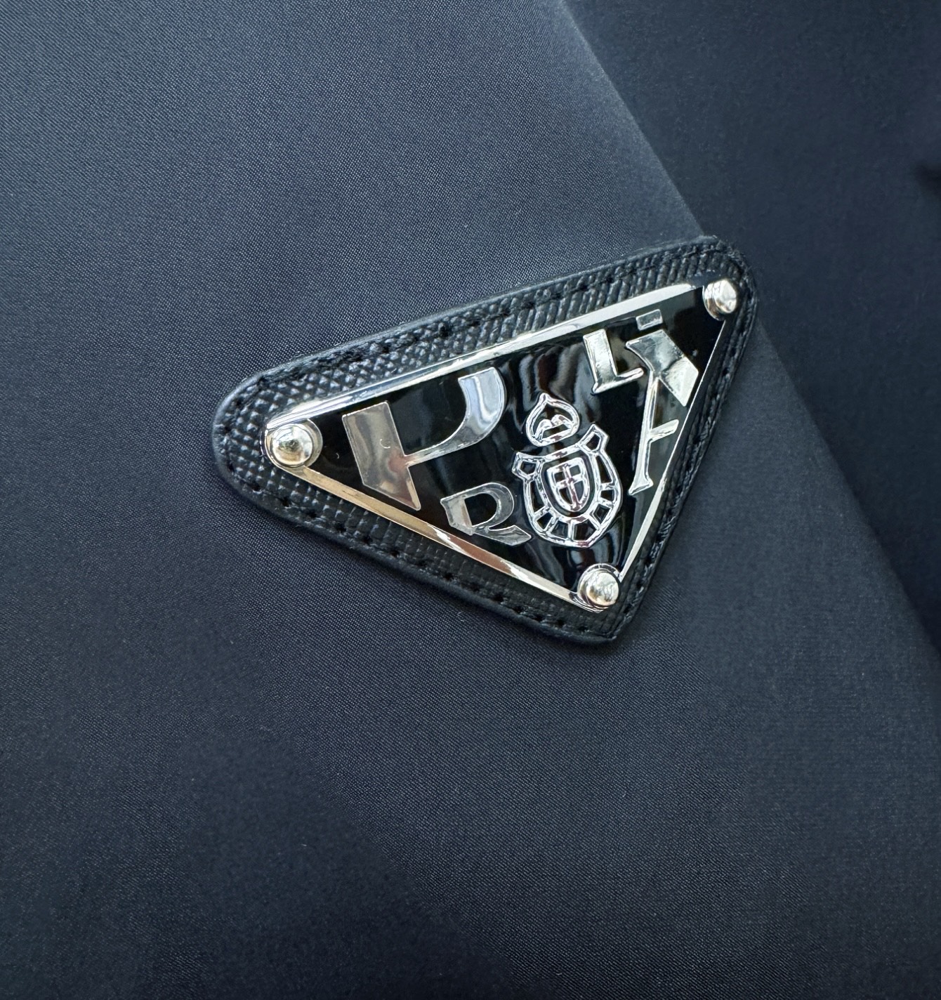  PRADA 普拉达 2025春夏经典夹克，面料超软，帅酷爆款薄夹克外套。时尚都市百搭款款，夏季必备神器