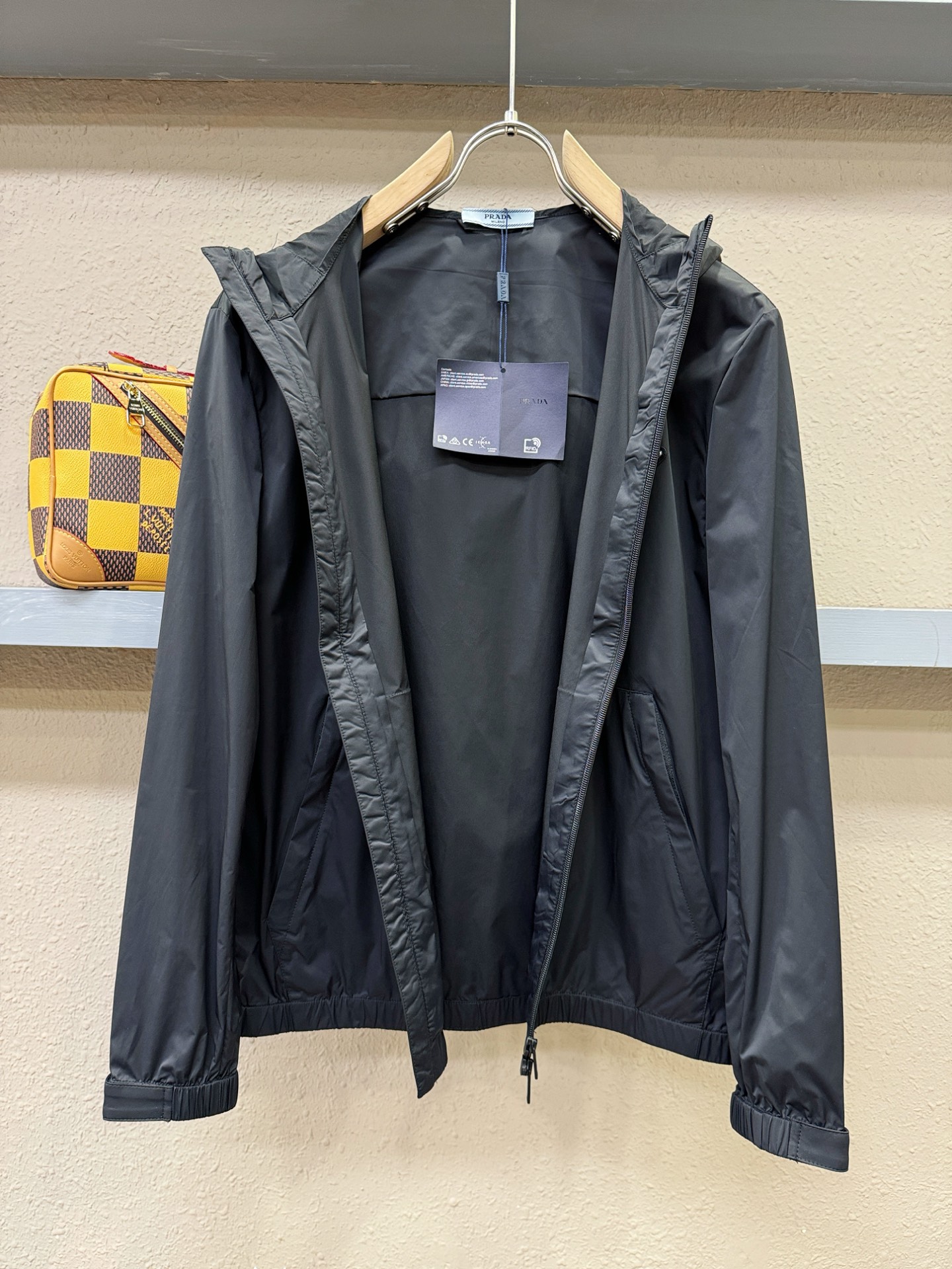  PRADA 普拉达 2025春夏经典夹克，面料超软，帅酷爆款薄夹克外套。时尚都市百搭款款，夏季必备神器