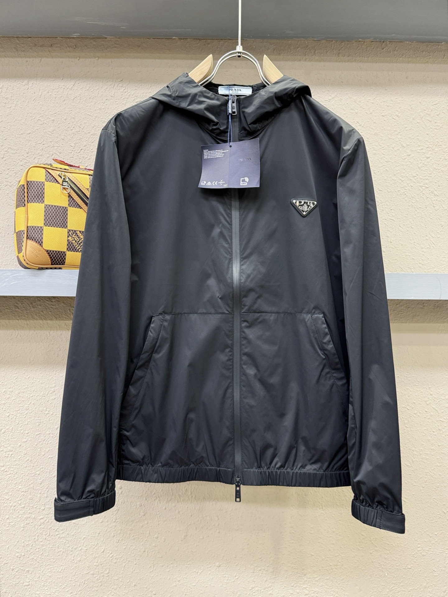  PRADA 普拉达 2025春夏经典夹克，面料超软，帅酷爆款薄夹克外套。时尚都市百搭款款，夏季必备神器