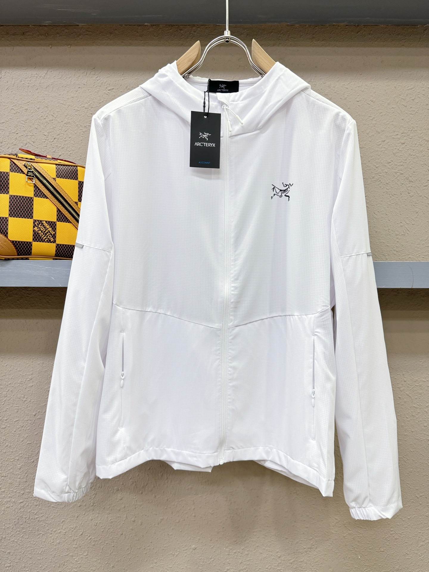  ARC‘TERYX/始祖鸟 2025春夏经典防晒外套，面料超软面料帅酷爆款薄夹克外套。时尚都市百搭款款