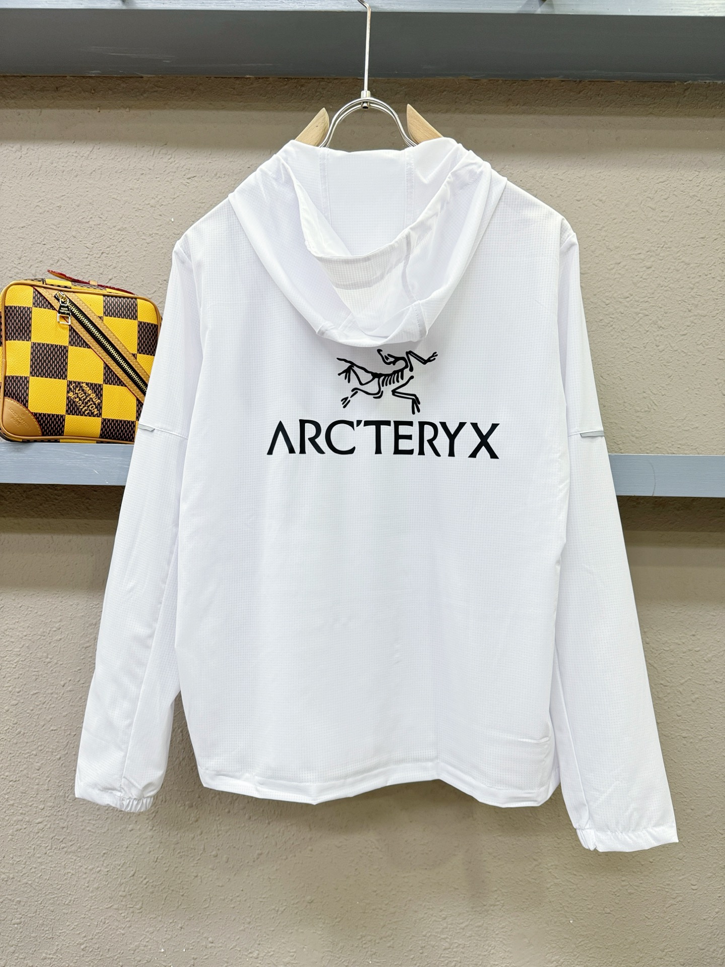 ARC‘TERYX/始祖鸟 2025春夏经典防晒外套，面料超软面料帅酷爆款薄夹克外套。时尚都市百搭款款
