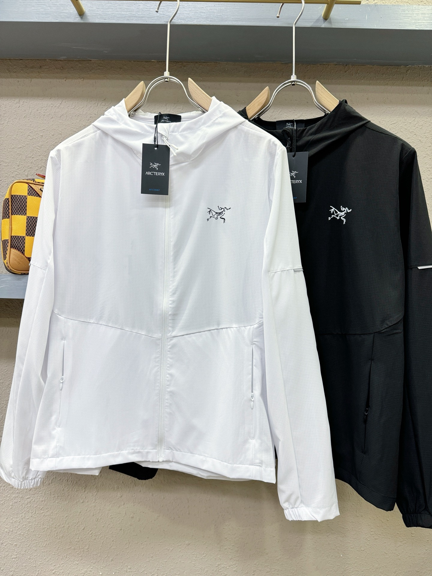 ARC‘TERYX/始祖鸟 2025春夏经典防晒外套，面料超软面料帅酷爆款薄夹克外套。时尚都市百搭款款