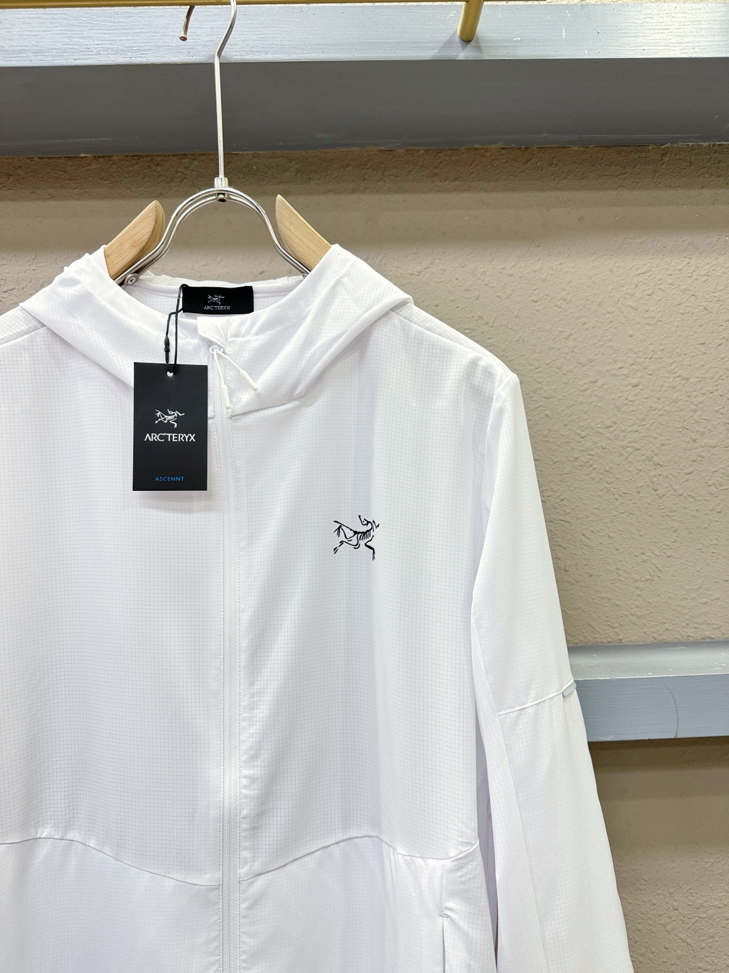  ARC‘TERYX/始祖鸟 2025春夏经典防晒外套，面料超软面料帅酷爆款薄夹克外套。时尚都市百搭款款